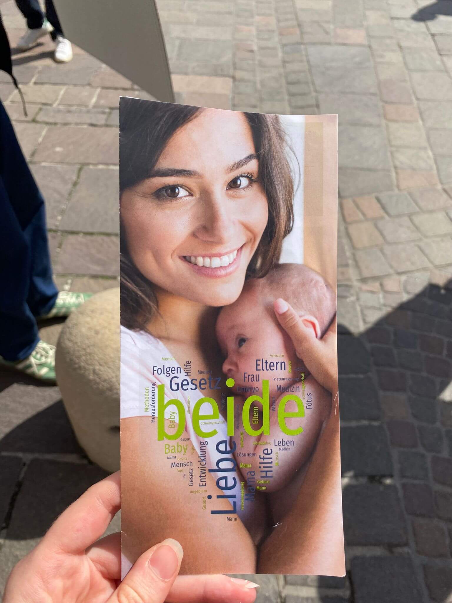 Währenddessen verteilten die Veranstalter Pro-Life (Anti-Abtreibungs) Flyer