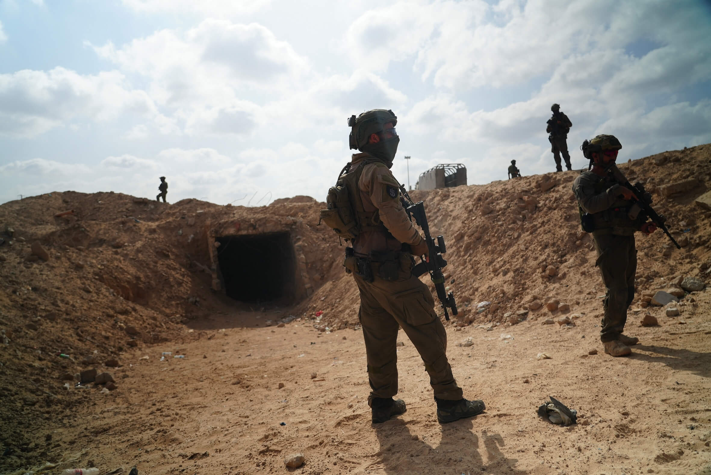 Tunnelkrieg in Gaza: Israelische Soldaten sichern den Eingang eines Hamas-Tunnels in Rafah. Solche unterirdischen Anlagen nutzt die Terrororganisation für Waffenlager, Kämpferbewegungen – und zur Sabotage humanitärer Hilfe.