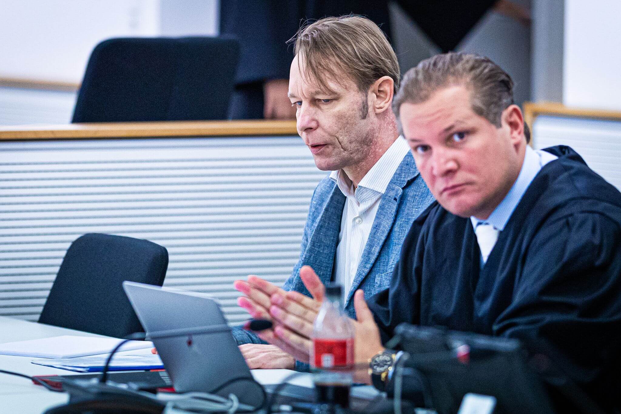 Christian B. (l.), hier mit seinem Anwalt vor Gericht, sitzt derzeit in Deutschland eine Haftstrafe wegen der Vergewaltigung einer damals 72-jährigen Amerikanerin in Praia da Luz ab. Er soll in Maddie Verschwinden verwickelt sein.