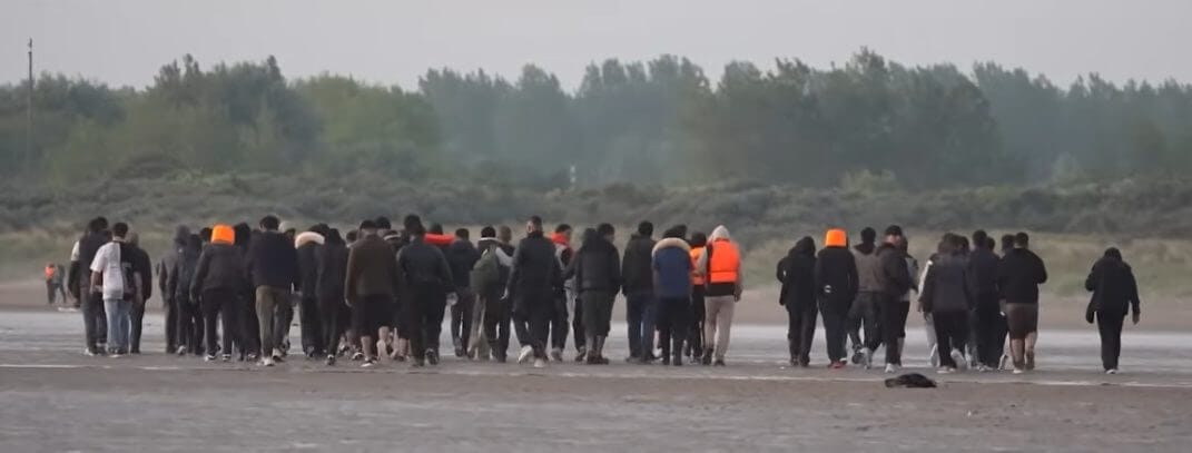 Die Migranten gehen in England an Land.