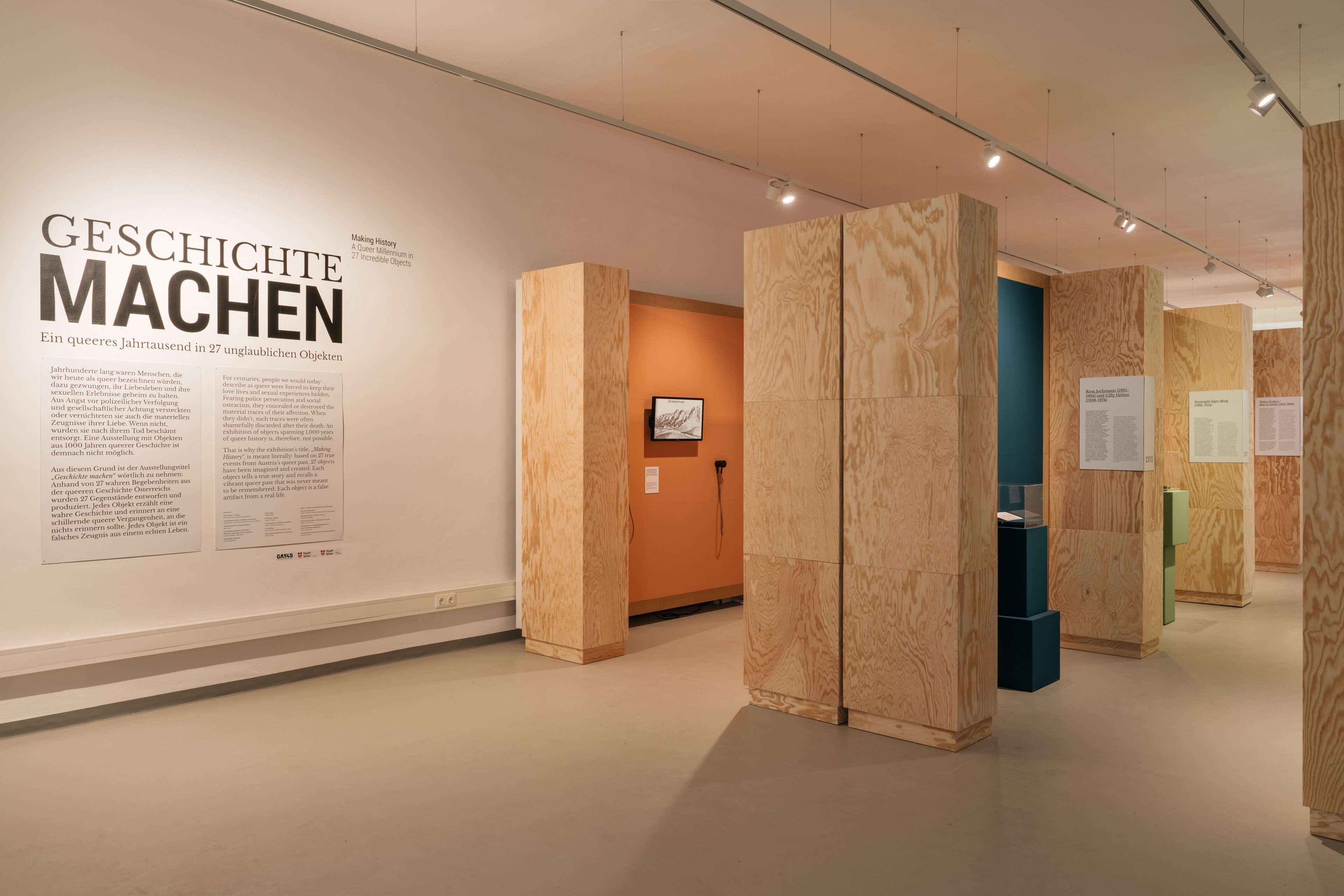 Ein großer Teil ihrer Vereinstätigkeit besteht aus Ausstellungen in Bezug zu