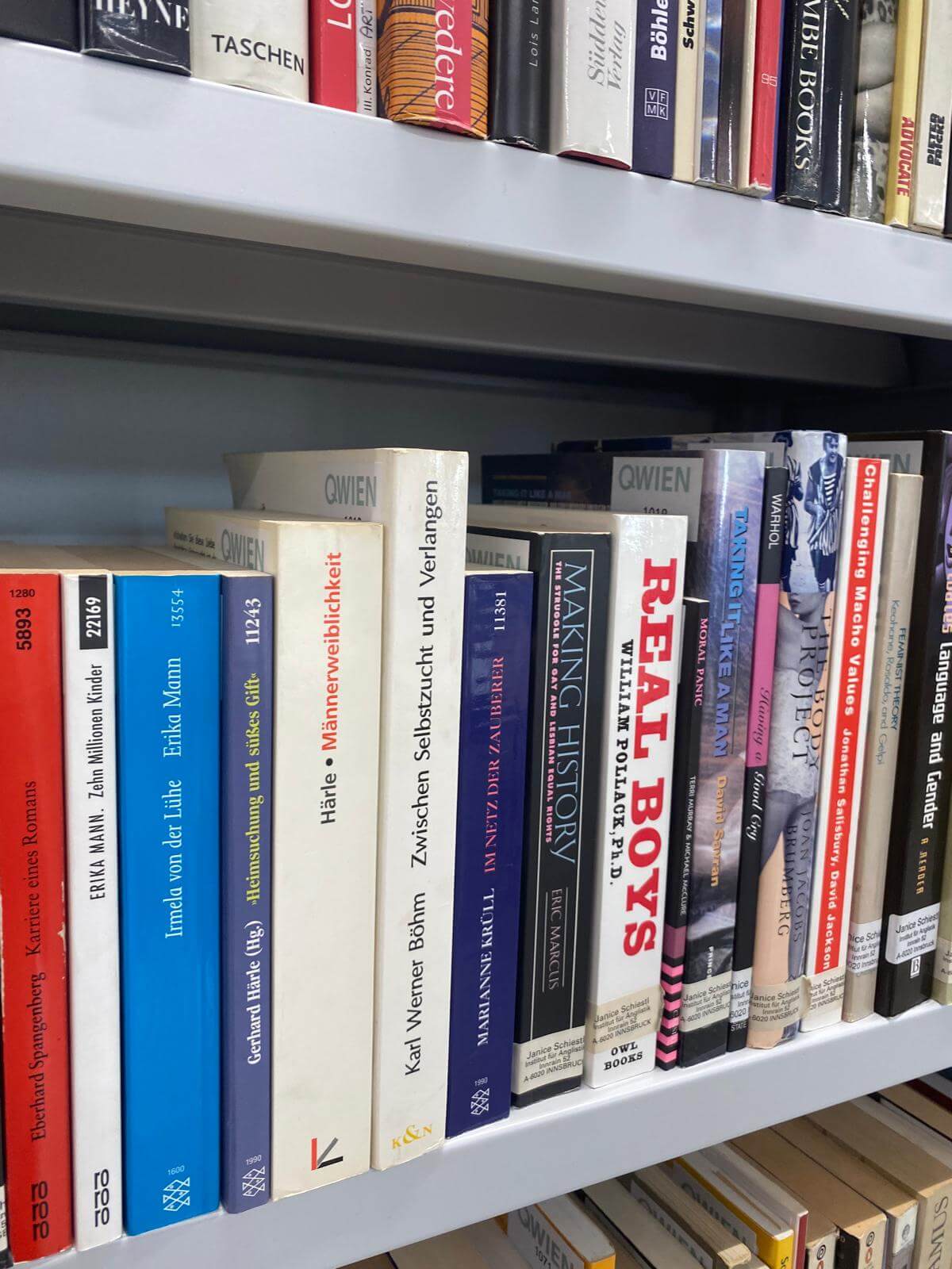 Alle möglichen Titel sind zu lesen, welche Aufmerksamkeit erregen sollen. Auch