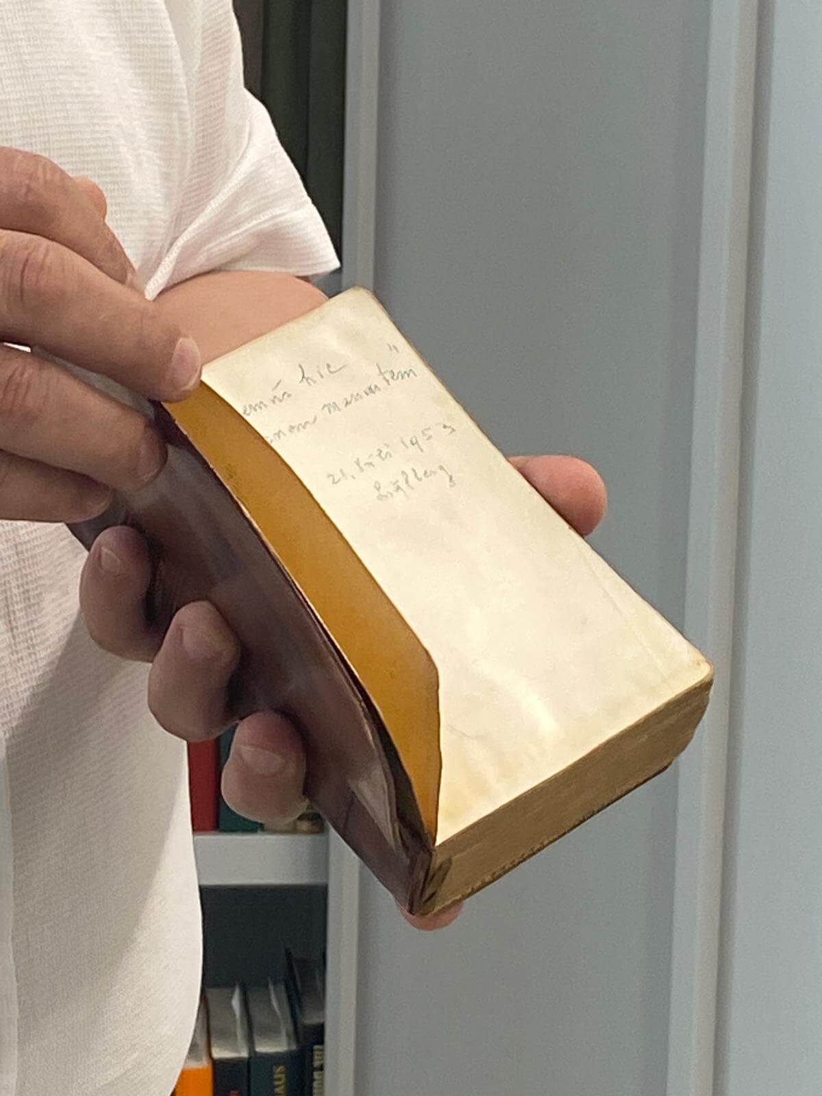 Die Bibel vom österreichischen Schauspieler Raoul Aslan, welche er mit einer Notiz seinem Liebhaber als Vermächtnis hinterlassen hat.