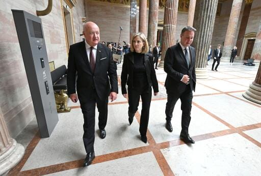 Bundeskanzler Christian Stocker (ÖVP, l.), Außenministerin Beate Meinl-Reisinger (NEOS) und Vizekanzler Andreas Babler (SPÖ, r.) auf dem Weg zur Sitzung des Nationalen Sicherheitsrats im Parlament in Wien.