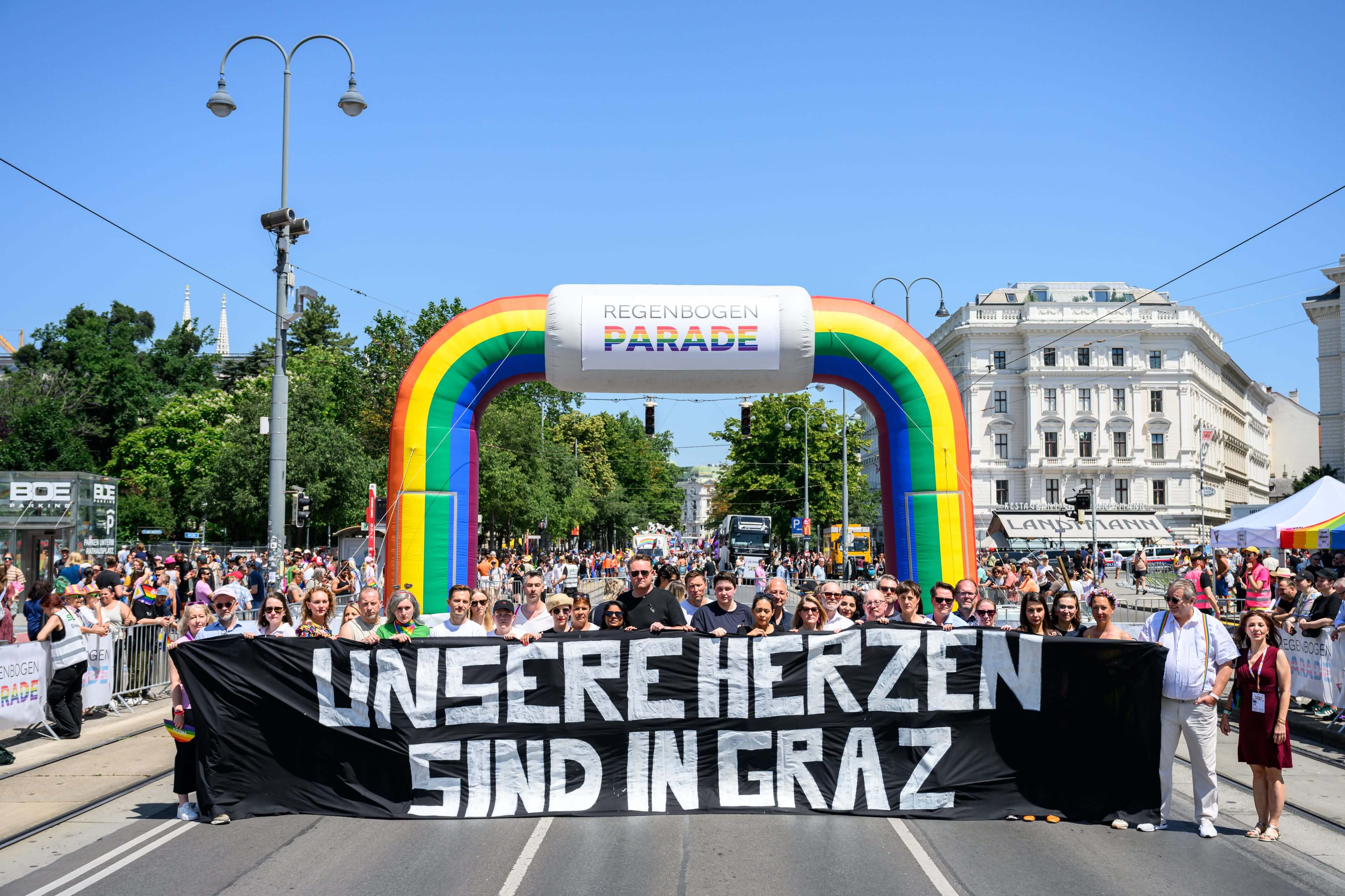 Zwischen Rathaus und Parlament wurde an die Opfer des Grazer Schul-Amoklaufs gedacht.