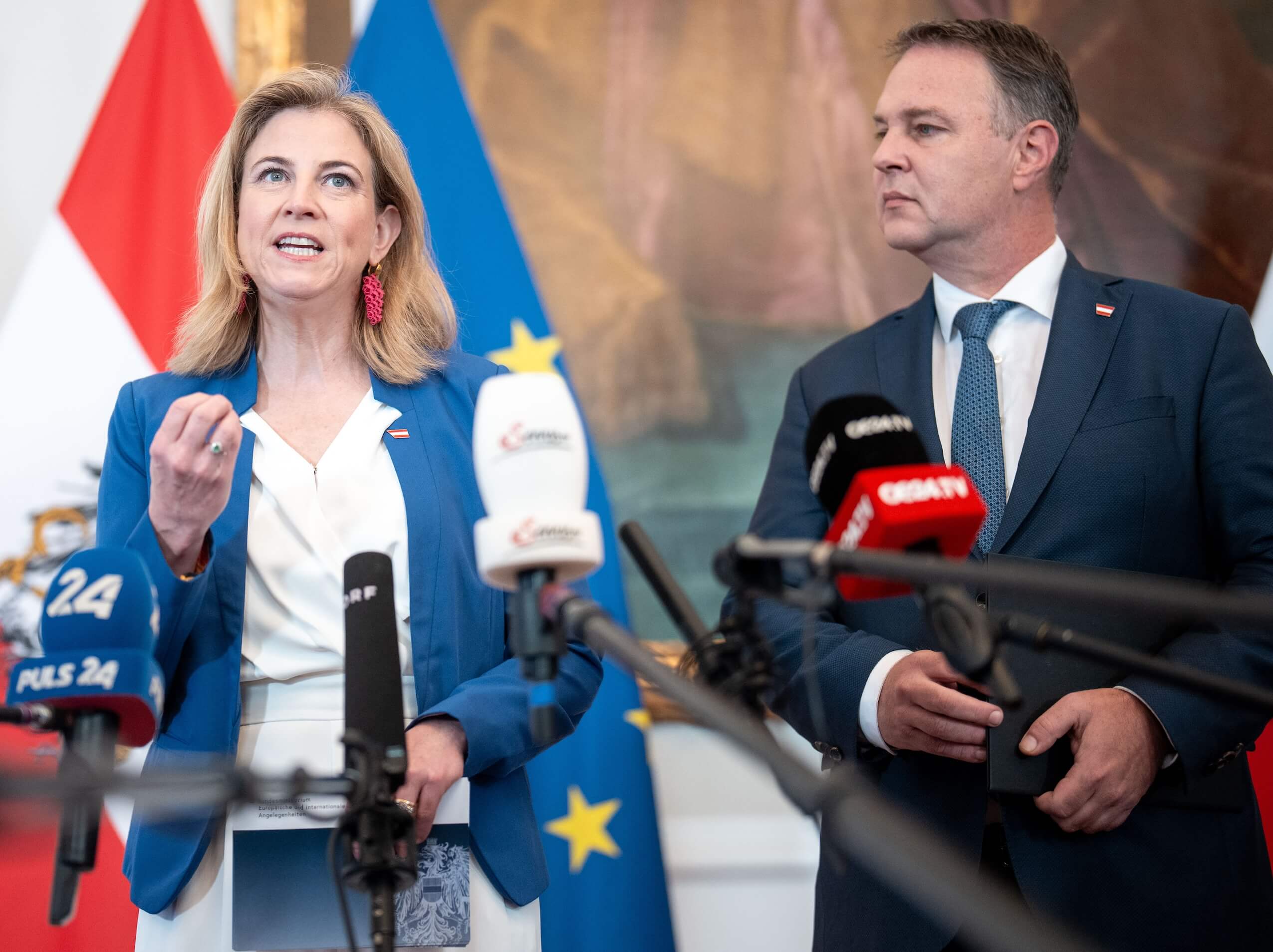 Verantwortlich für das umstrittene Vorhaben: Vizekanzler und SPÖ-Chef Andreas Babler (r.) und Außenministerin und NEO-Chef Beate Meinl-Reisinger (l.).