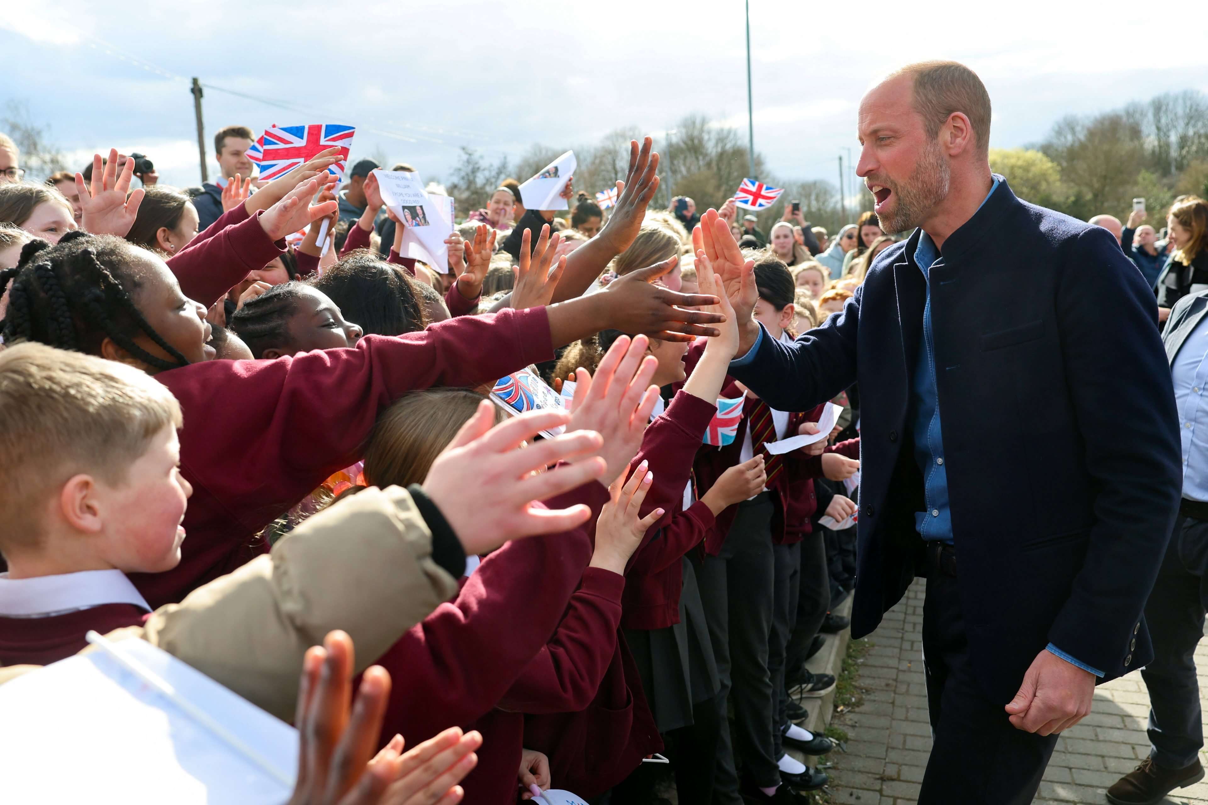 Prinz William mit britischen Schulkindern