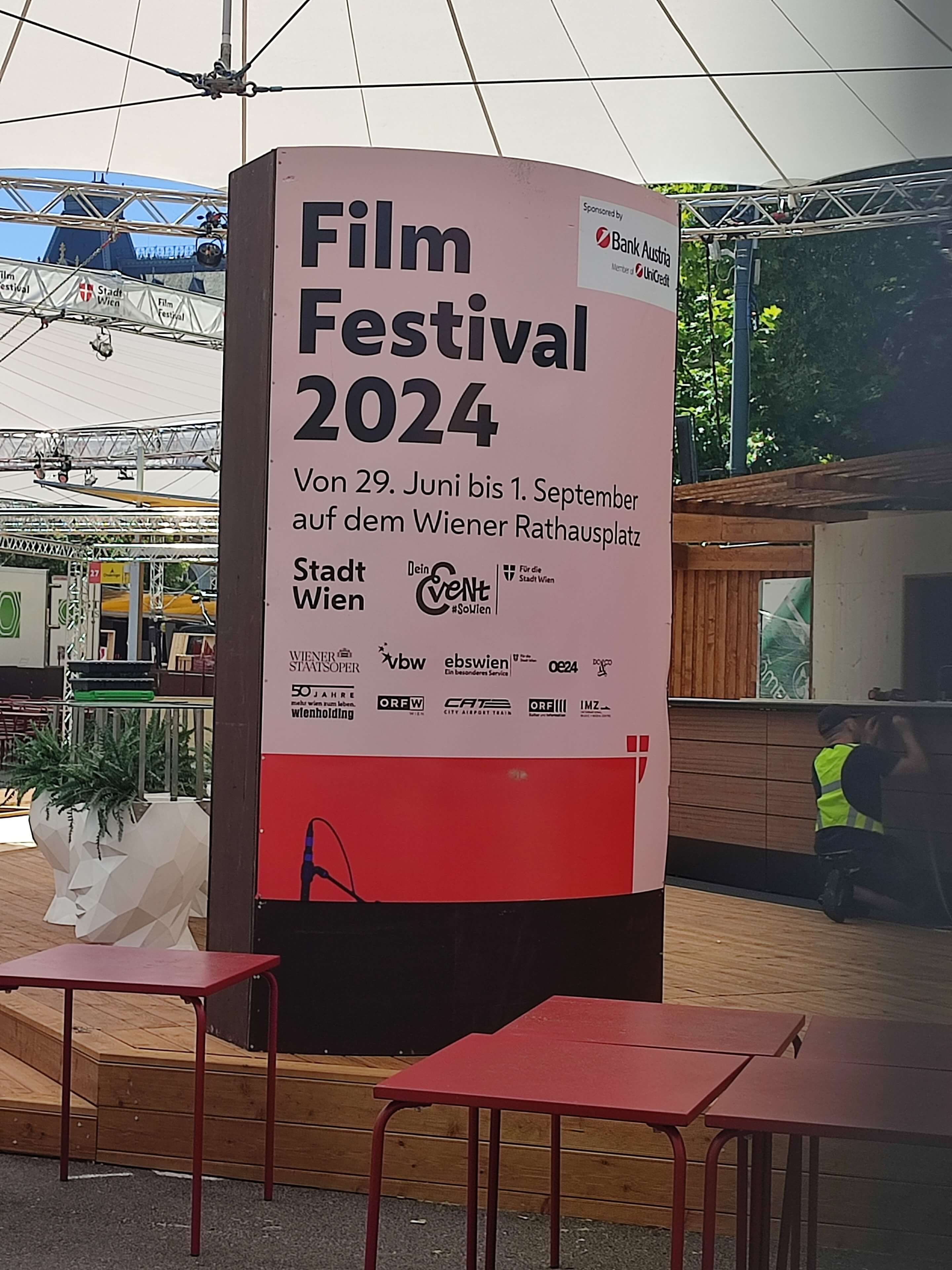 ‚Zurück in die Zukunft´ lässt grüßen: Angekündigt wird das Filmfestival 2025 mit Plakaten von 2024.