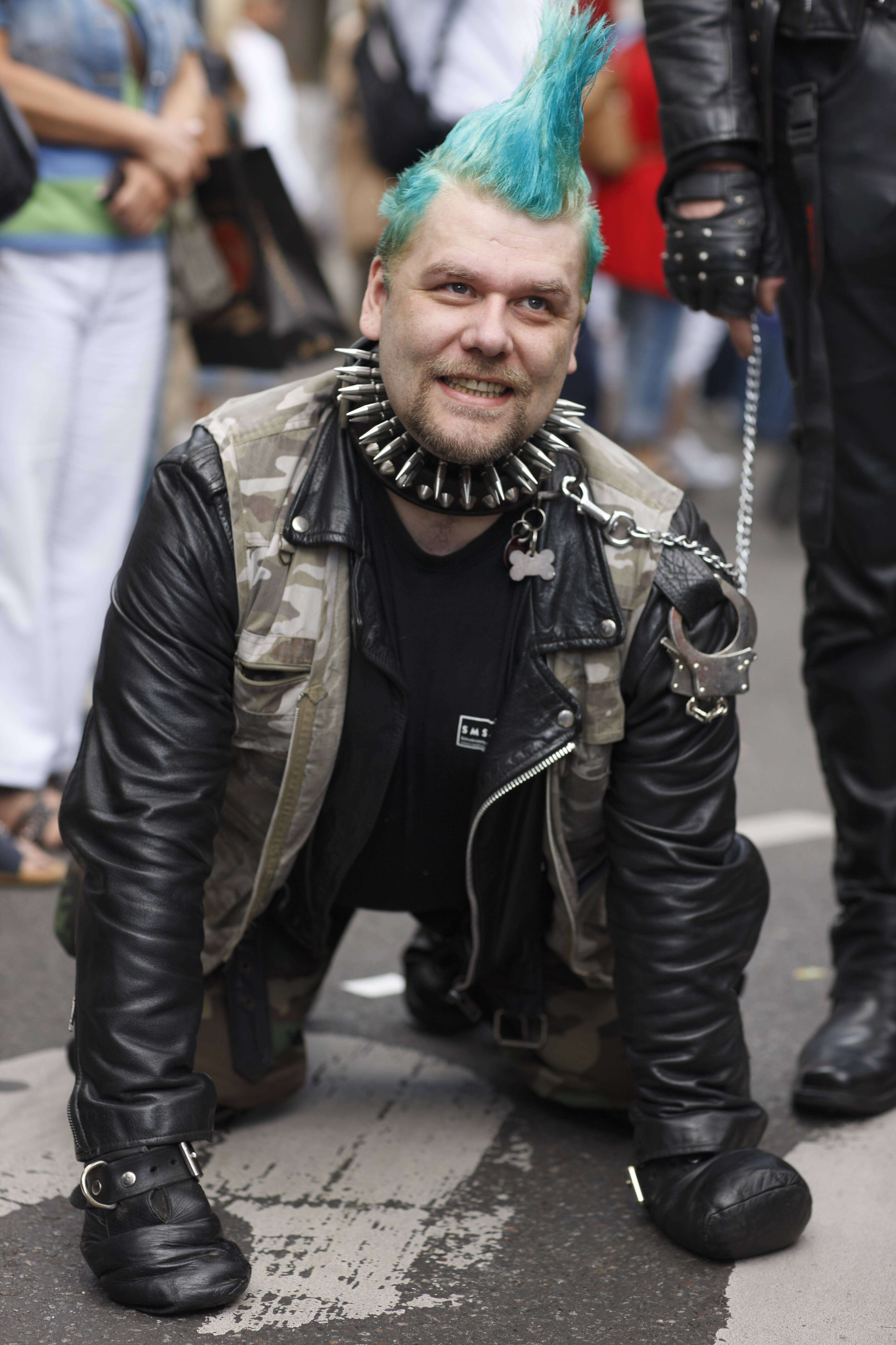 Bei einer Pride Parade geht es lustig zu, da werden auch Menschen wie Hunde an der Leine geführt.