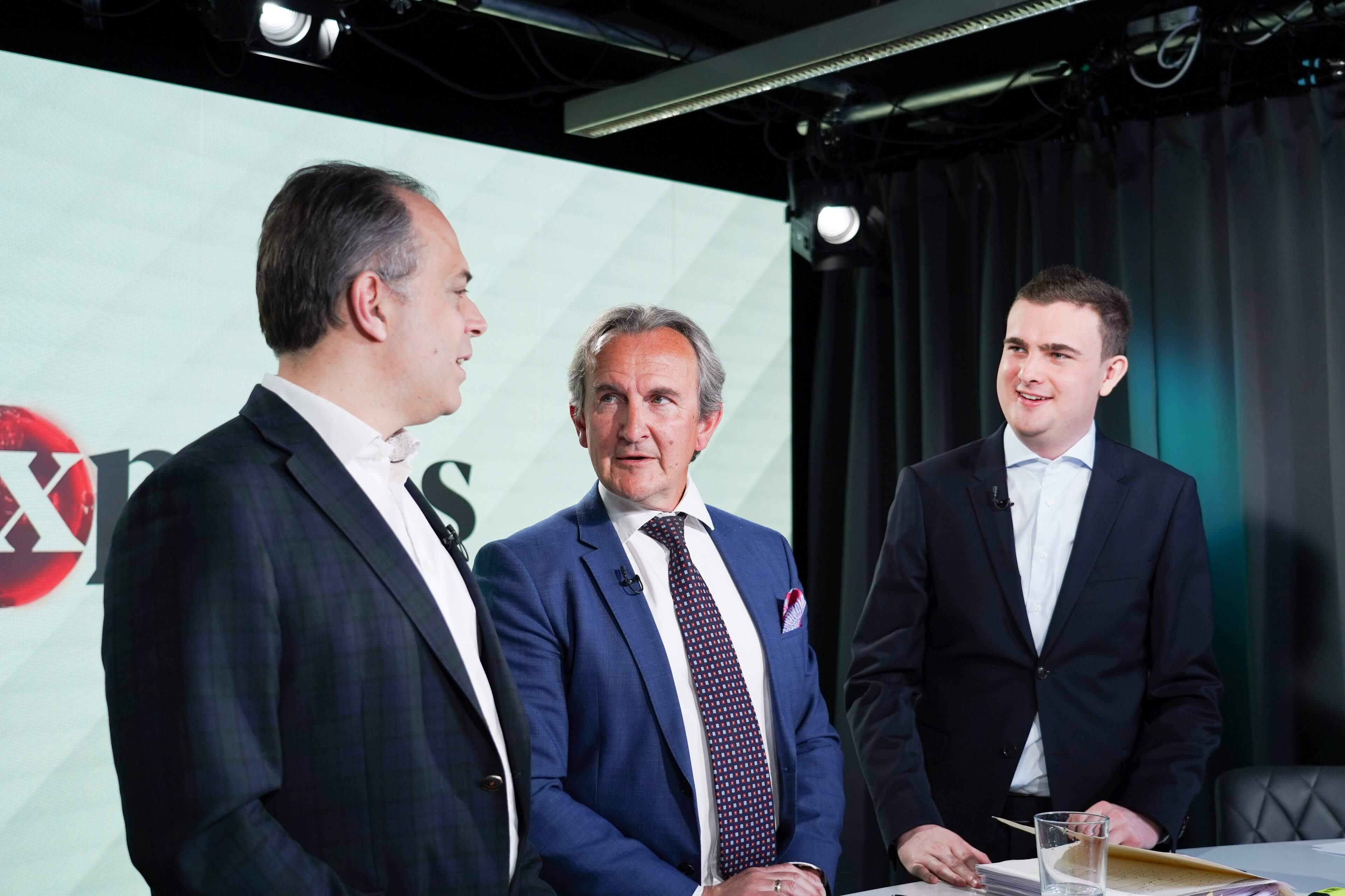 Gerold Beneder (Mitte) besuchte kürzlich gemeinsam mit seinem Mandanten Lucas Ammann (r.) das exxpress-Studio. Im Bild: Mit exxpress-Redakteur Stefan Beig (l.).