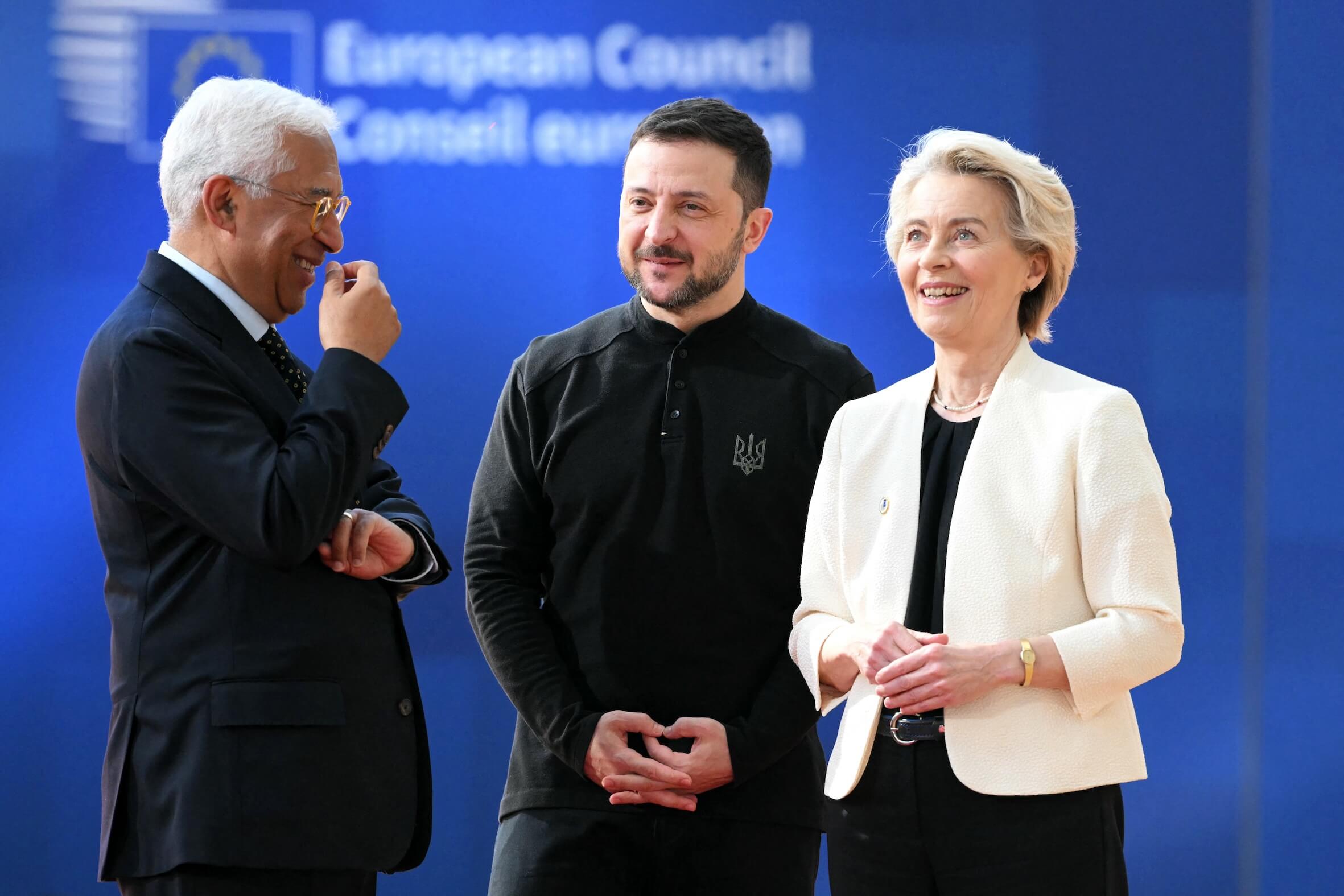 EU-Spitzen ringen um neue Sicherheitsordnung. Im Bild: EU-Ratspräsident António Costa (l.) und Kommissionspräsidentin Ursula von der Leyen (r.) empfangen Wolodymyr Selenskyj in Brüssel.