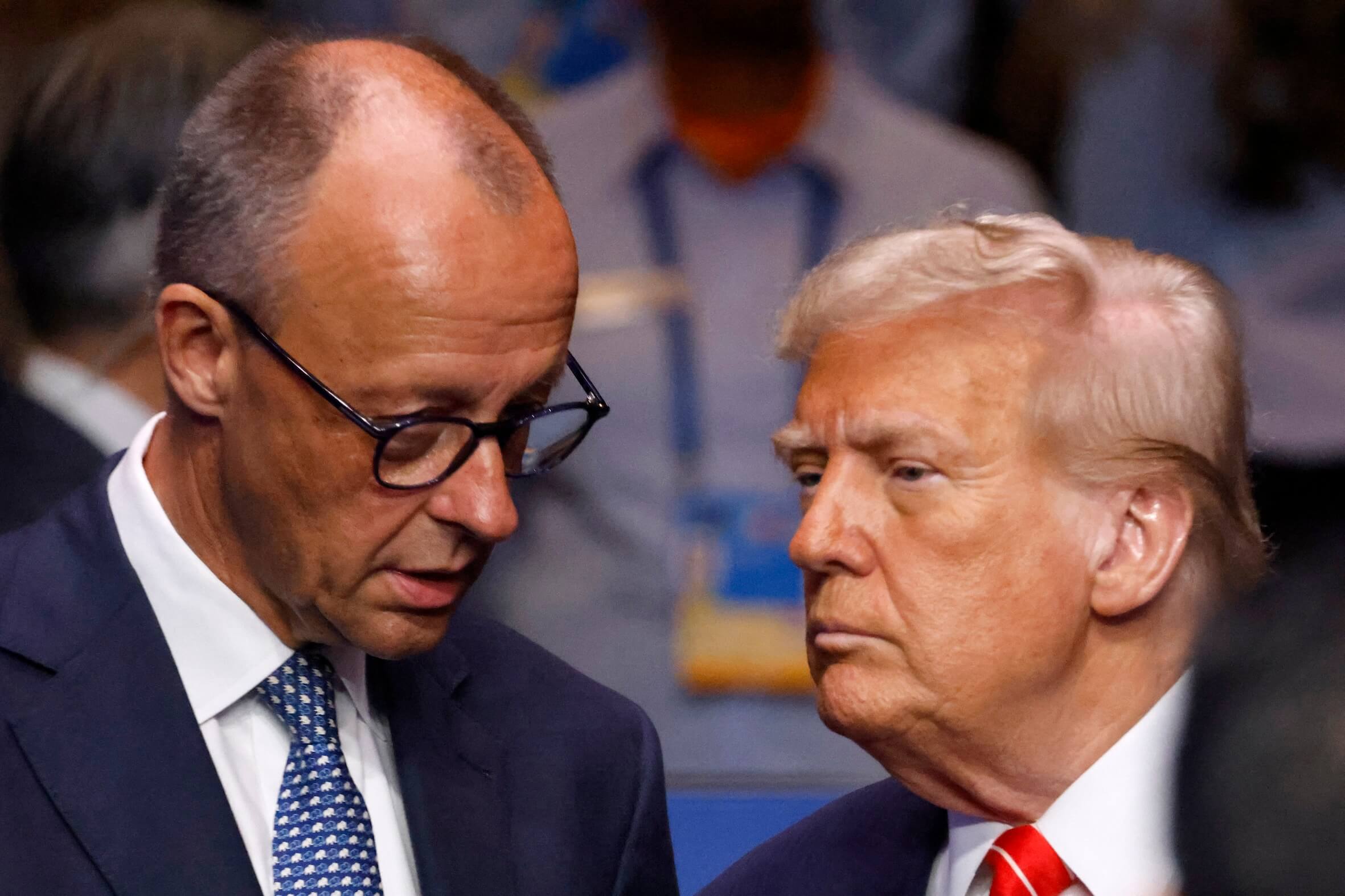 Patriot-Deal unter vier Augen? Kanzler Friedrich Merz im Gespräch mit US-Präsident Trump beim NATO-Gipfel.