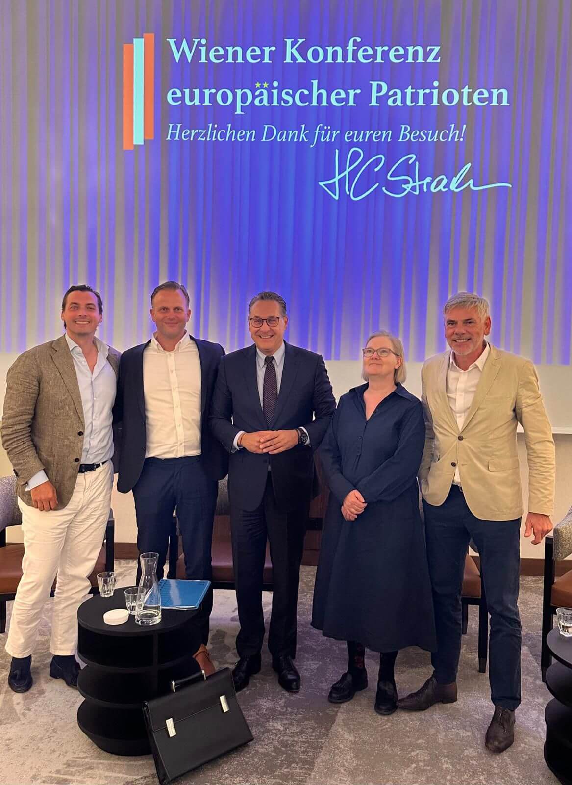 Gemeinsam für Sicherheit und Freiheit: Thierry Baudet (l.), Heinz-Christian Strache (M.), Irmhild Boßdorf (2.v.r.) und Filip Dewinter (r.) fordern eine patriotische Wende in Europa.