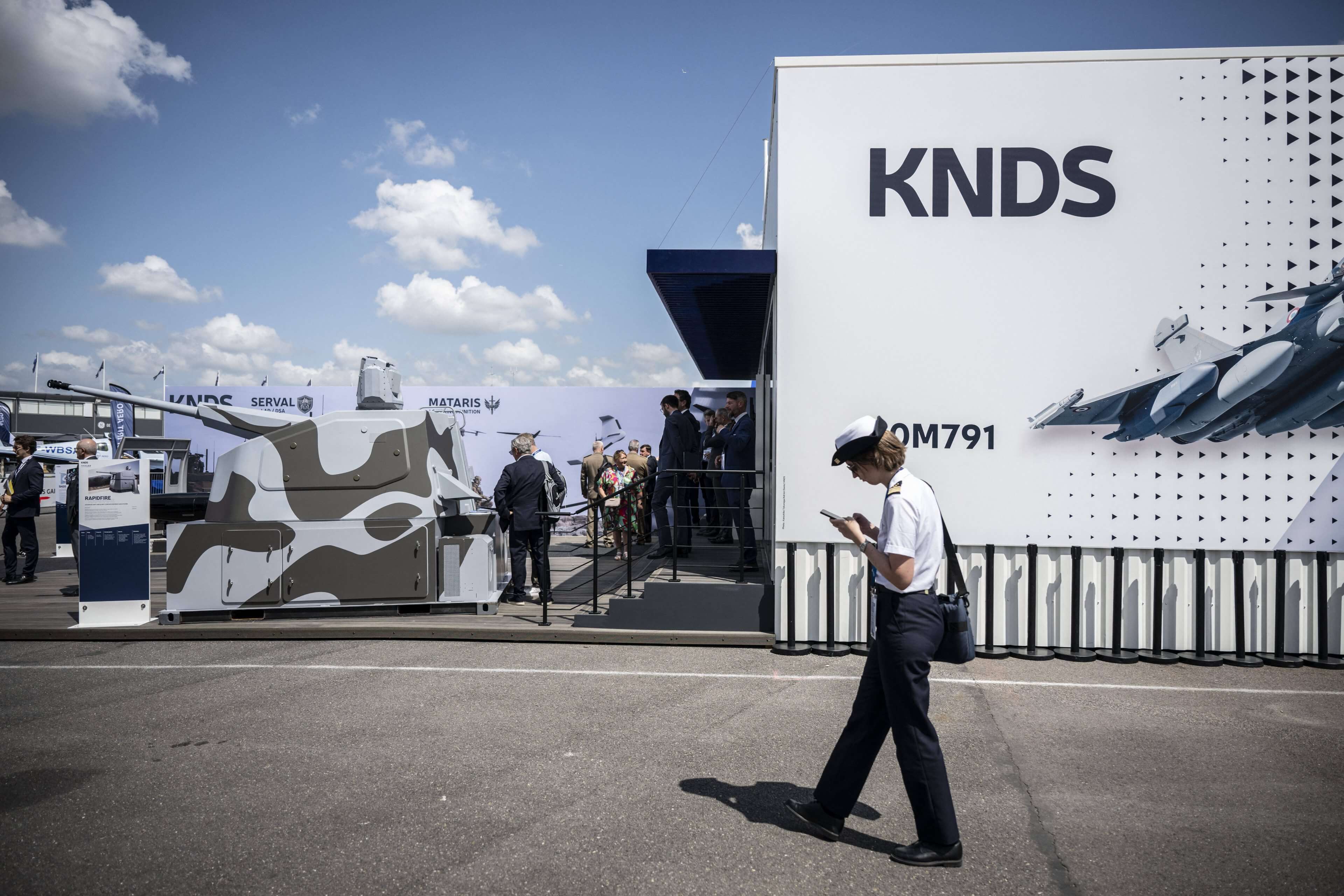 KNDS ist ein europäischer Rüstungskonzern, der 2015 aus dem Zusammenschluss des deutschen Unternehmens Krauss-Maffei Wegmann und des französischen Herstellers Nexter entstand.