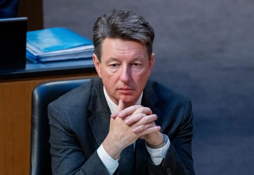 Norbert Nemeth (FPÖ) wollte vom Finanzminister wissen, wie viel Schulden Österreich anderen Ländern erlässt. Mit der Antwort hat er wohl nicht gerechnet.