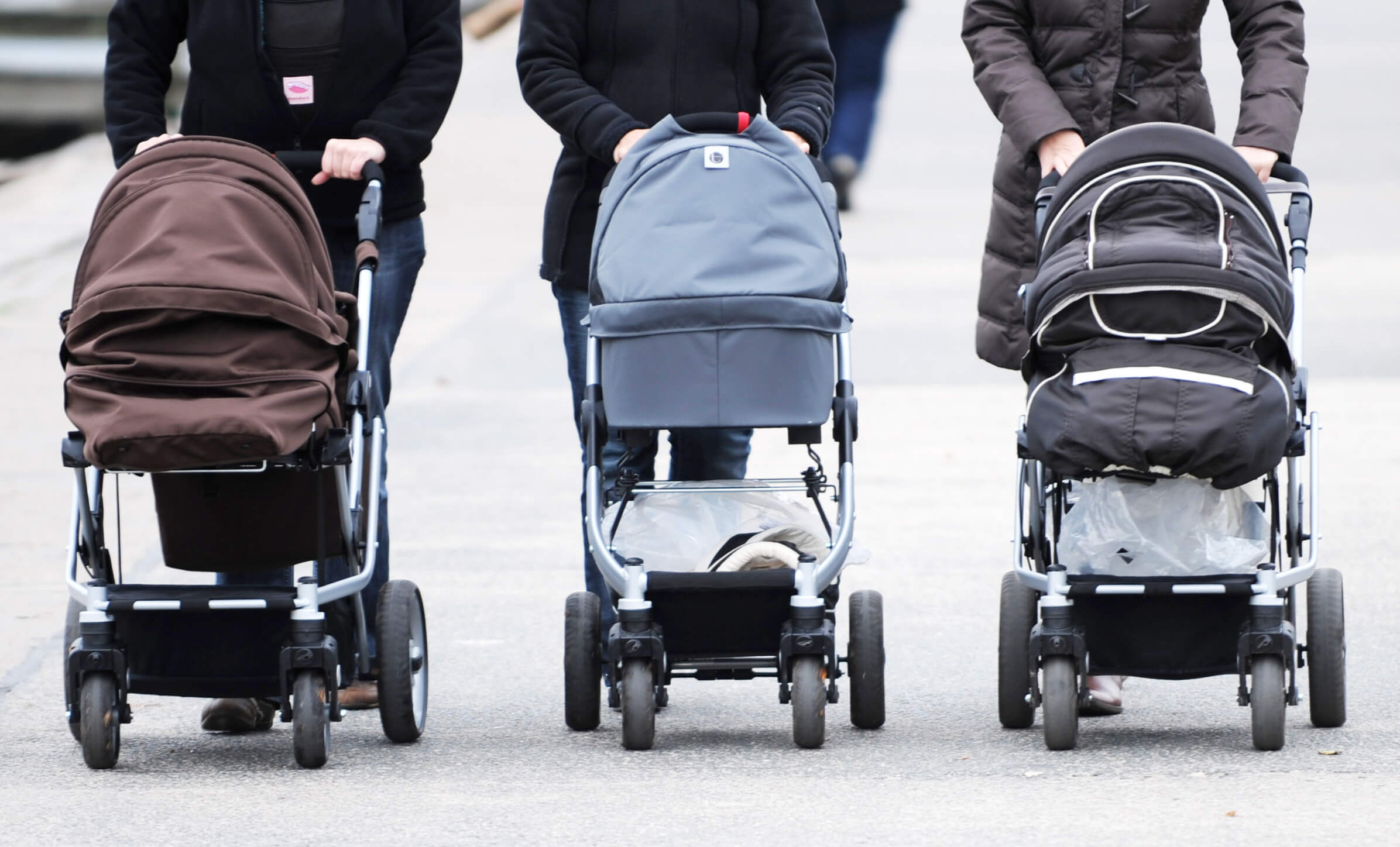 Drei Kinderwägen, drei Mütter: Die Geburtenrate in Österreich sinkt – doch nicht bei allen Bevölkerungsgruppen.