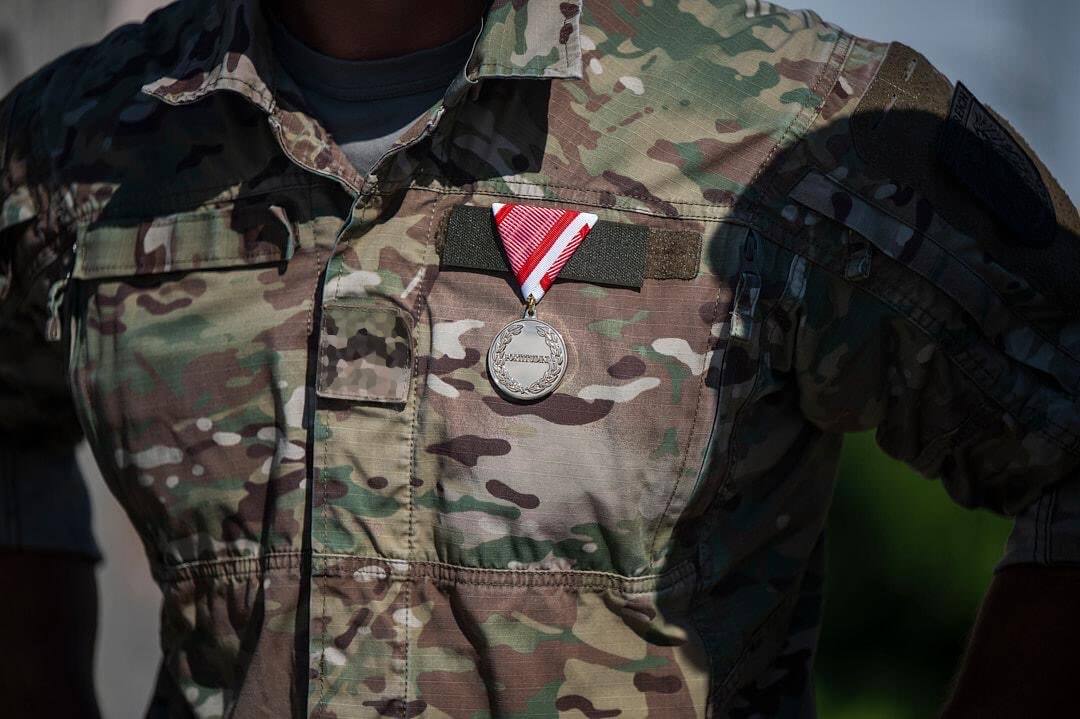 Die schlichte Auszeichnung mit rot-weiß-rotem Band steht für außergewöhnlichen Mut unter Lebensgefahr.