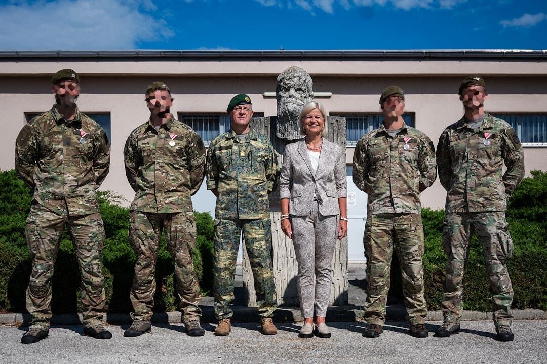 Verteidigungsministerin Klaudia Tanner mit den vier ausgezeichneten Jagdkommando-Soldaten und einem Vorgesetzten. Die Gesichter der Soldaten sind aus Sicherheitsgründen unkenntlich gemacht.