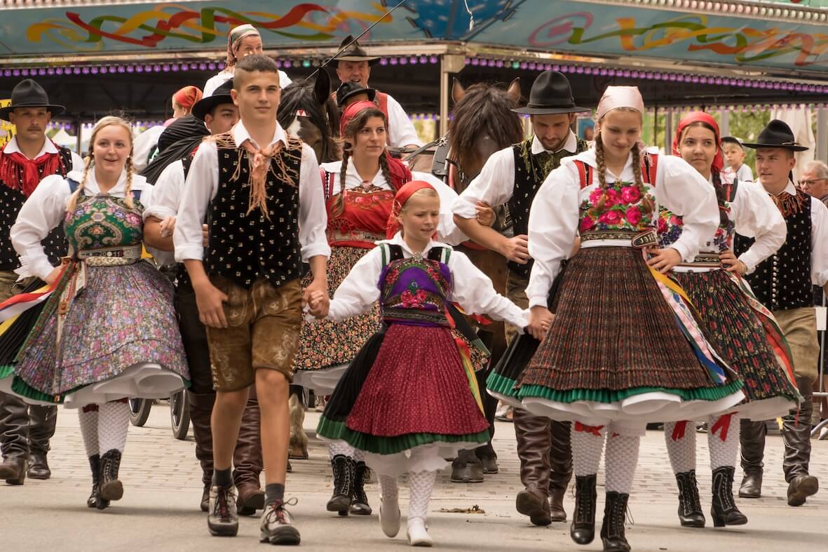 Tracht und Tanz – doch im Fokus steht das Messerverbot.