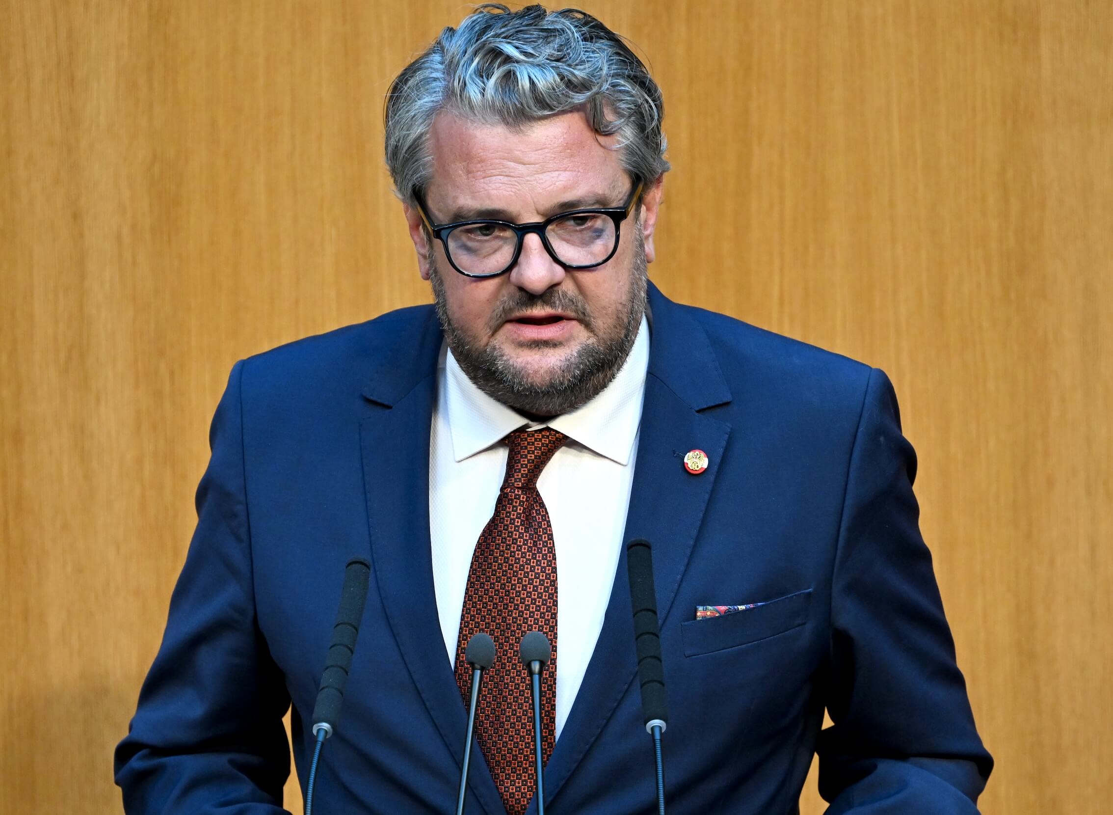 Der Kärntner Nationalratsabgeordnete Wendelin Mölzer (FPÖ, Bild) attackiert das Verbot: „Unsere Kultur gehört nicht ins Visier!“