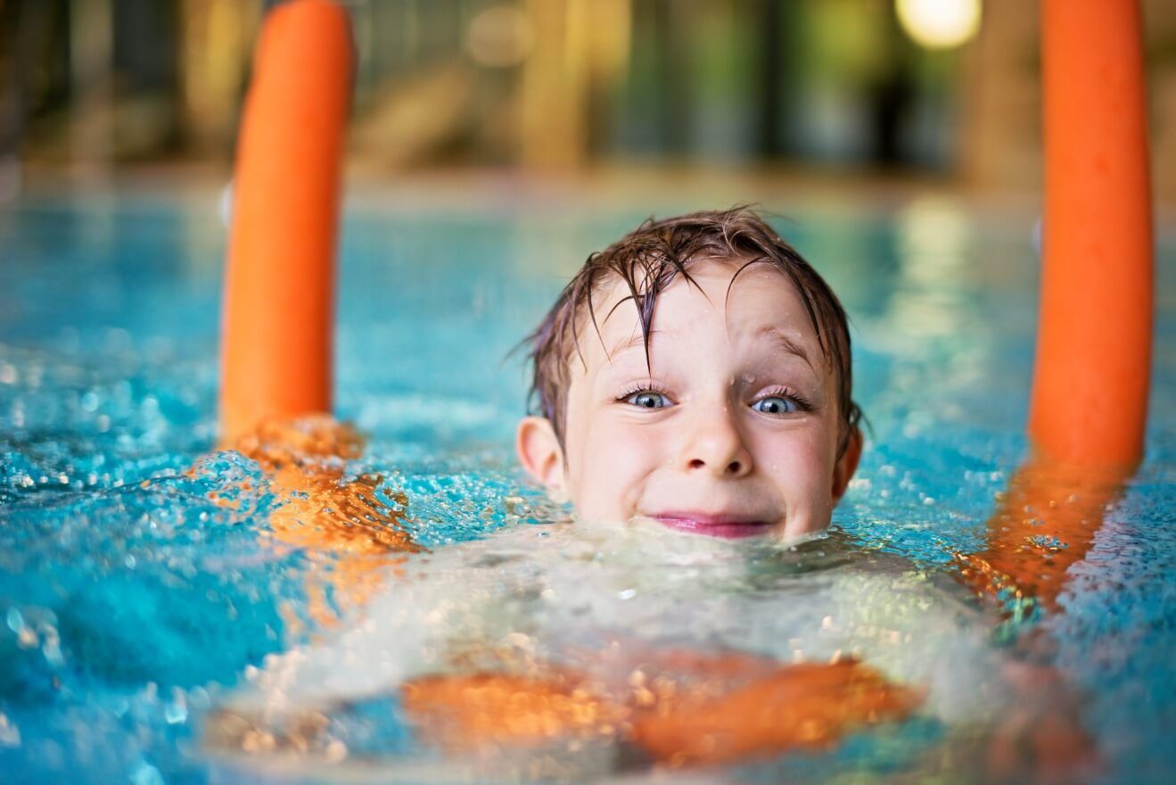 Die Schule ist für Kinder und Jugendliche ein wichtiger Ort, um schwimmen zu lernen.