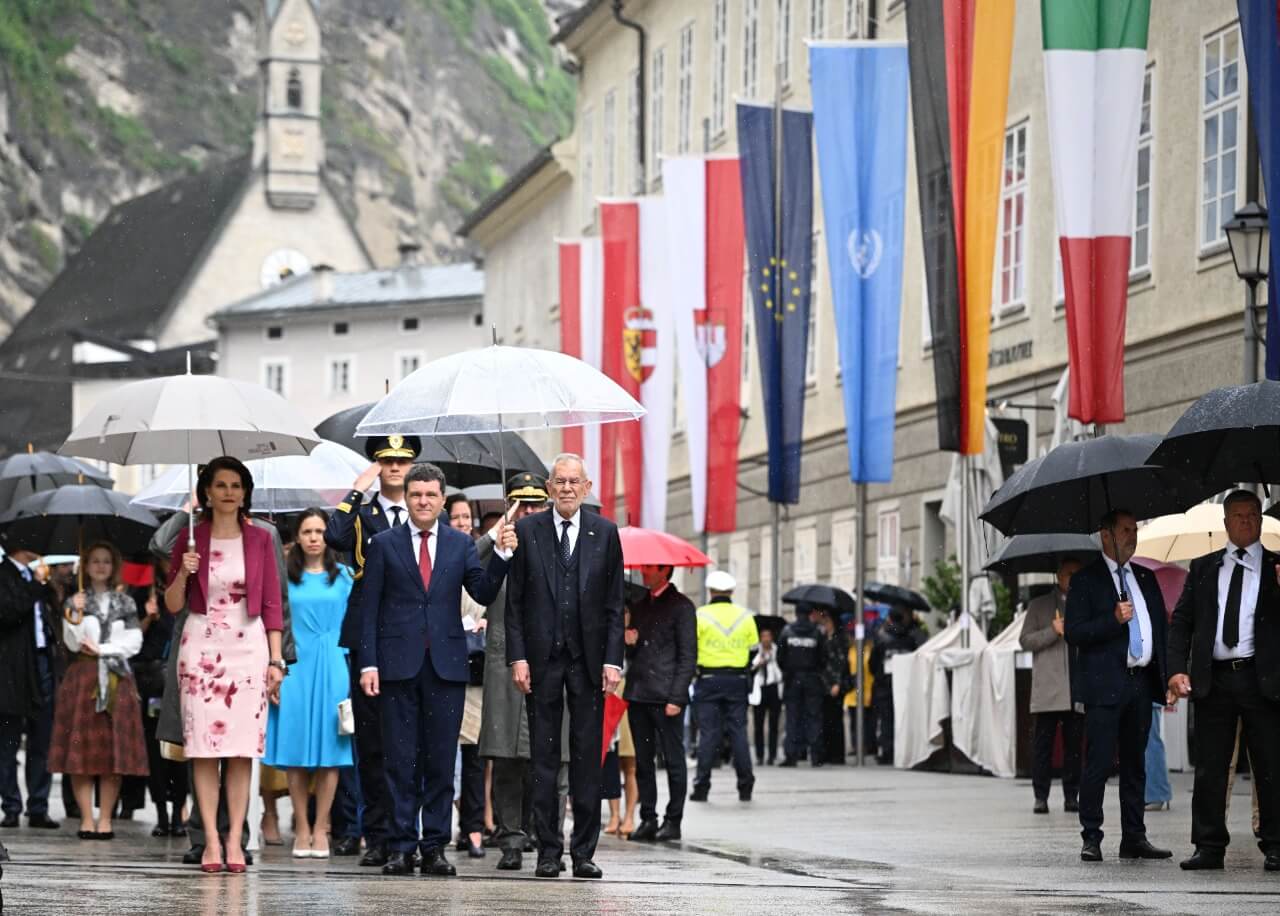 Landeshauptfrau Karoline Edtstadler (ÖVP), der rumänische Präsident Dan mit seiner Partnerin, Bundespräsident Alexander Van der Bellen im Rahmen der Eröffnung der Salzburger Festspiele am Samstag
