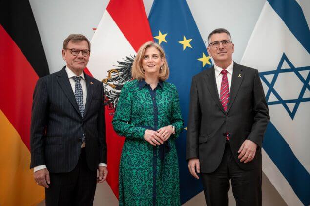 Was jetzt, Frau Ministerin? Am 10. Juli empfing Beate Meinl-Reisinger in Wien Israels Außenminister Gideon Saar und seinen deutschen Kollegen Johann Wadephul. Israels Botschafter David Roet sprach von einer „neuen trilateralen Partnerschaft“. Nur eine Woche später stellte Meinl-Reisinger diese selbst in Frage – mit ihrer Unterschrift unter ein Anti-Israel-Dokument, das den Hamas-Narrativ übernimmt.