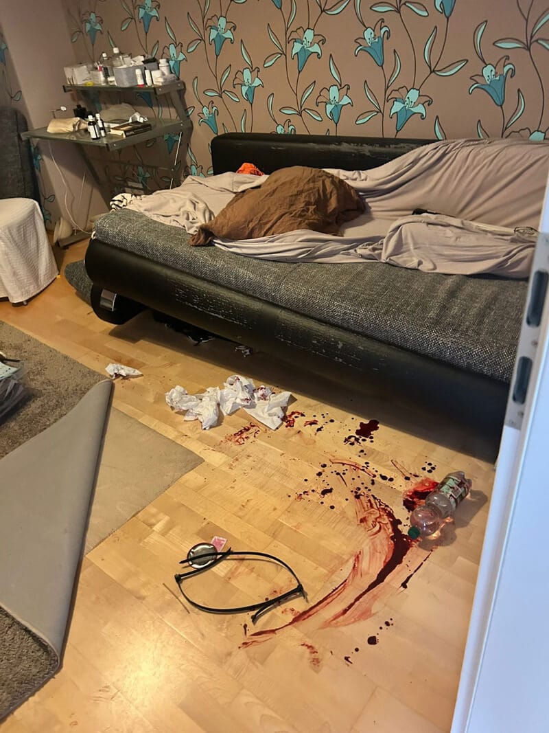 Blutspuren am Schlafplatz des Gemeindeleiters. SEK-Beamte sollen ihm die Nase gebrochen haben, man fesselte dem 64-Jährigen die Hände mit Kabelbindern.