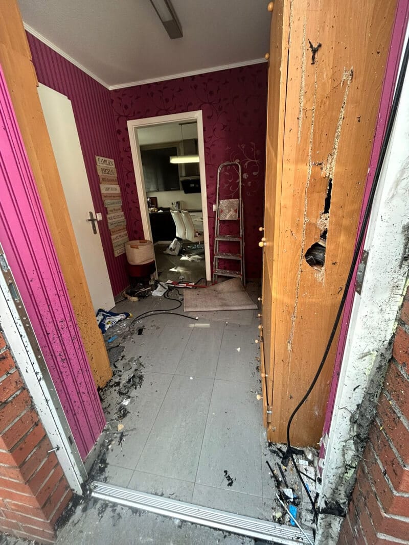 Die gesprengte Haustür des Gemeindeleiters und seiner Ehefrau Irina. Die Explosion riss das Ehepaar aus dem Schlaf.