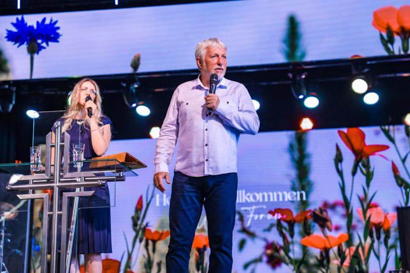 Gemeindeleiter Alexander Epp auf der Bühne. Er soll zu Unrecht den Titel „Pastor“ genutzt haben – mit dieser Begründung sollen sämtliche Datenträger der Gemeinde und der Familie Epp privat beschlagnahmt worden sein.