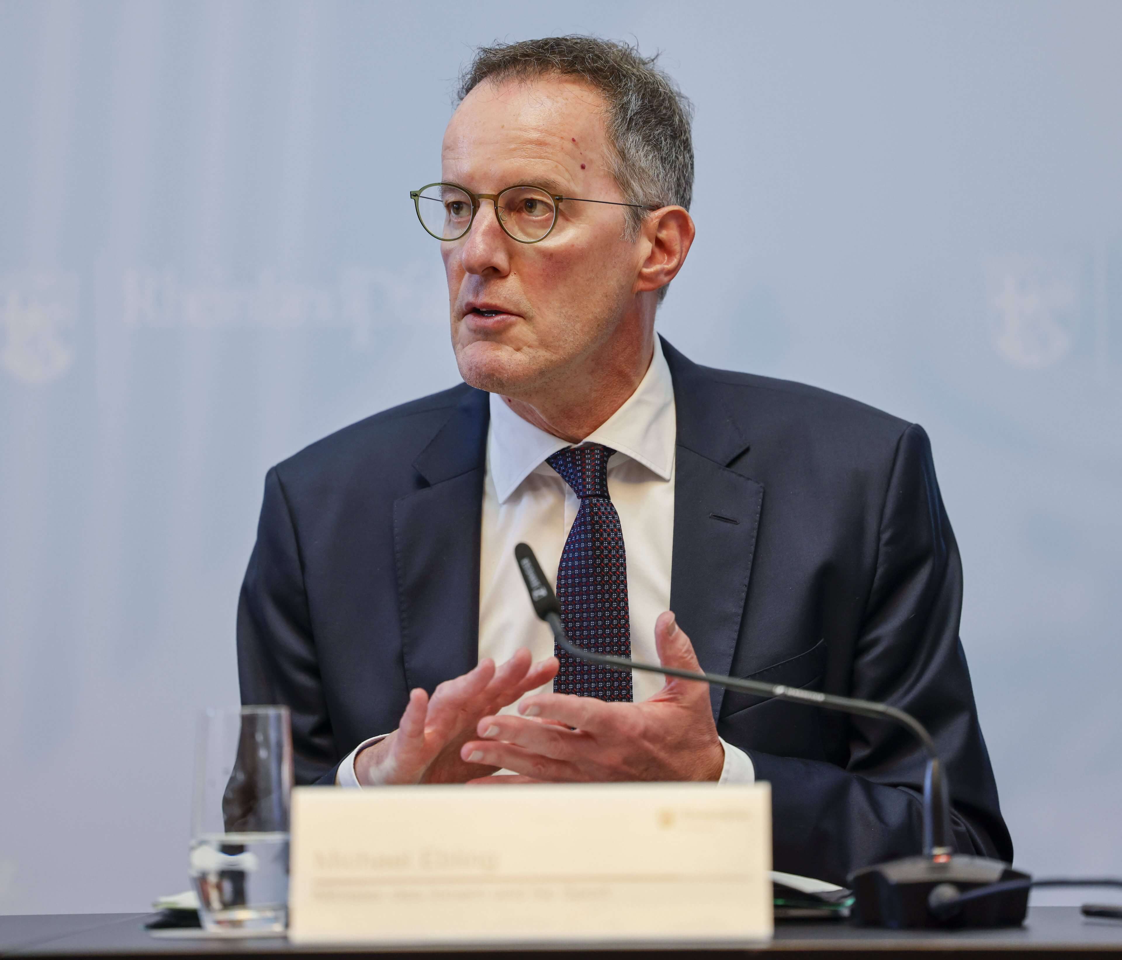 SPD-Innenminister Ebling sorgt sich um wachsende Probleme mit Rechtsextremismus.