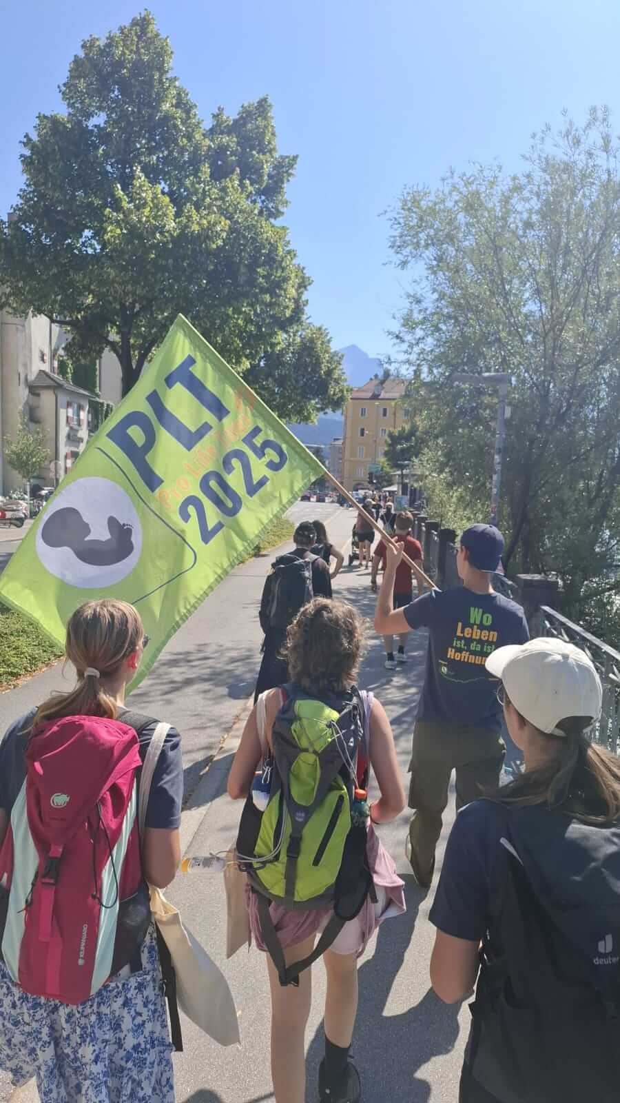Ein wichtiger Bestandteil der Tour ist auch eine Flagge mit dem Eventnamen