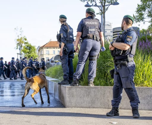 Polizisten beim Lokalaugenschein zur Waffenverbotszone in Wien-Favoriten.