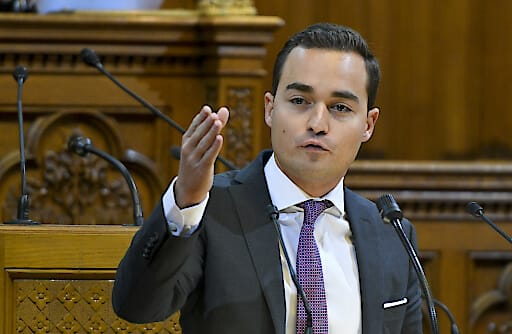 FPÖ-Klubobmann Maximilian Krauss: „Während unsere Familien jahrelang auf eine Wohnung warten, verschleudert die SPÖ den sozialen Wohnbau an Fremde. Diese Ungerechtigkeit muss sofort gestoppt werden.“