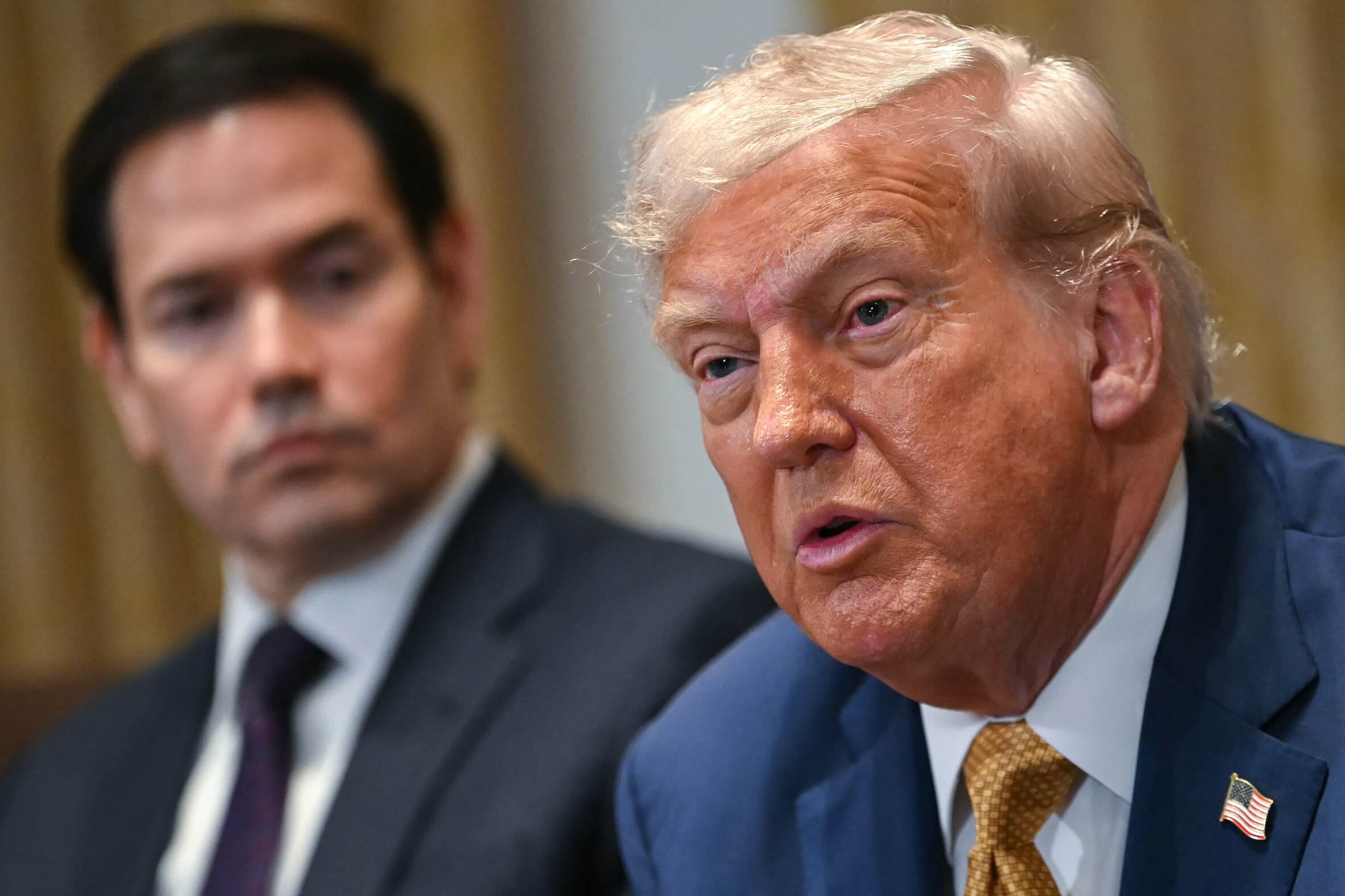 Trump mit US-Außenminister Marco Rubio (im Hintergrund): „Der Präsident hat viele Karten in der Hand“