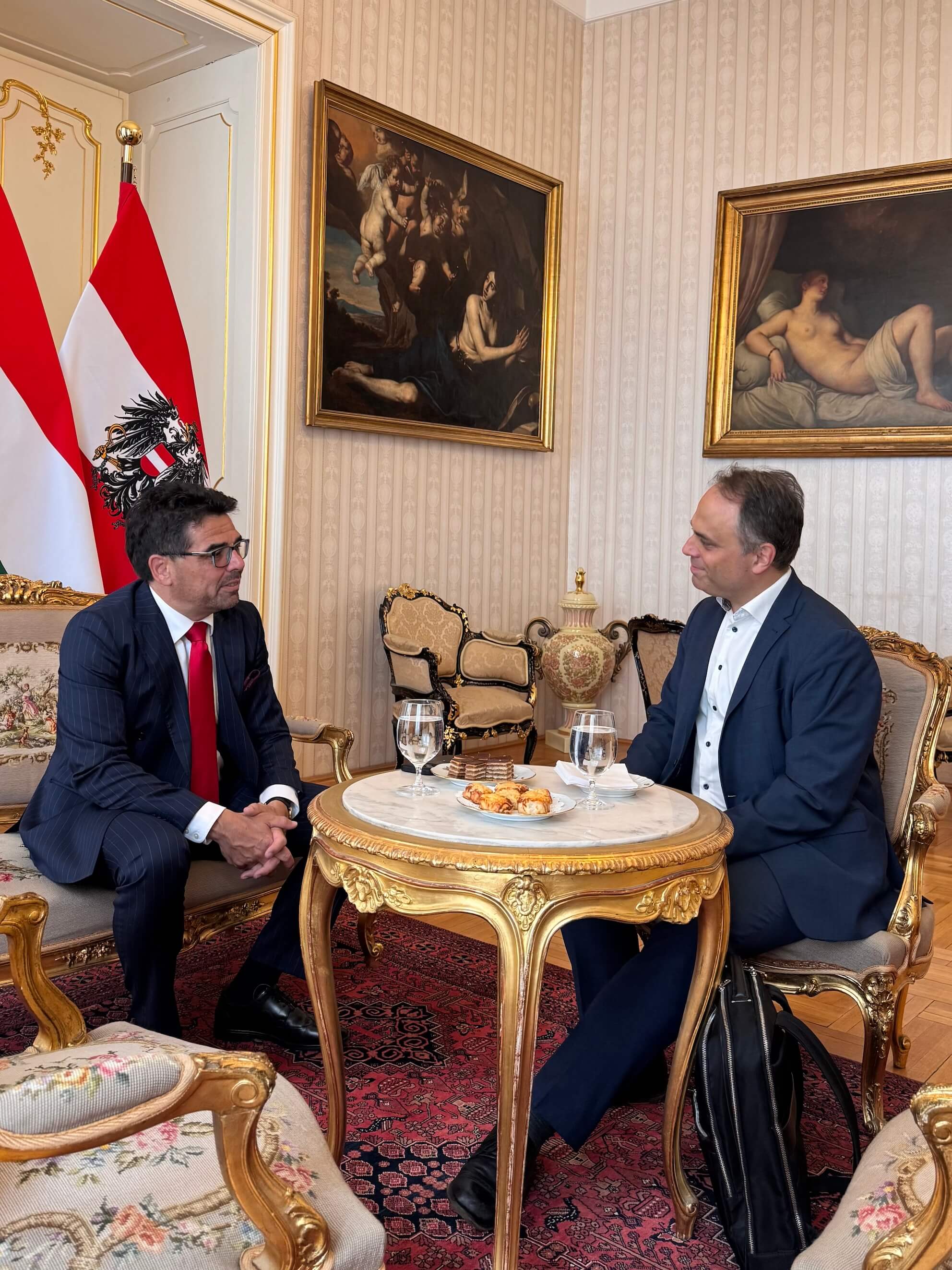 Zsigmond im exxpress-Interview mit Stefan Beig (r.).