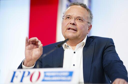 Gerald Hauser sitzt für die FPÖ im EU-Parlament. Der Tiroler Abgeordnete fällt vor allem durch seine kritische Haltung gegenüber der Corona-Politik der EU auf.