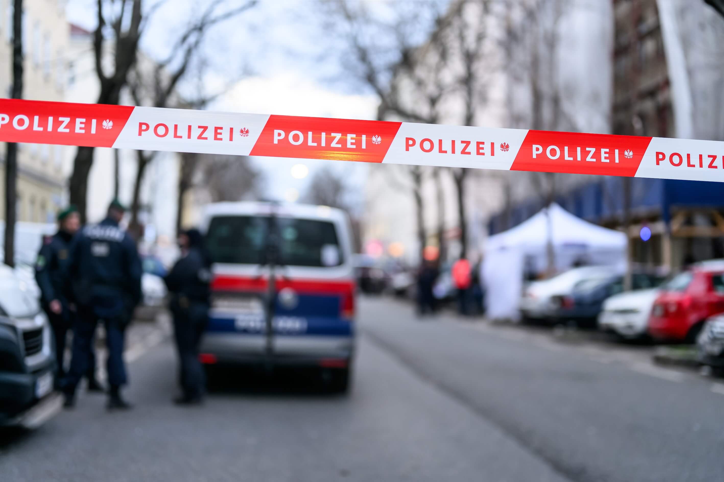 Innere Sicherheit im Fokus: Ein Absperrband der Polizei trennt den Einsatzbereich vom Alltag der Menschen.