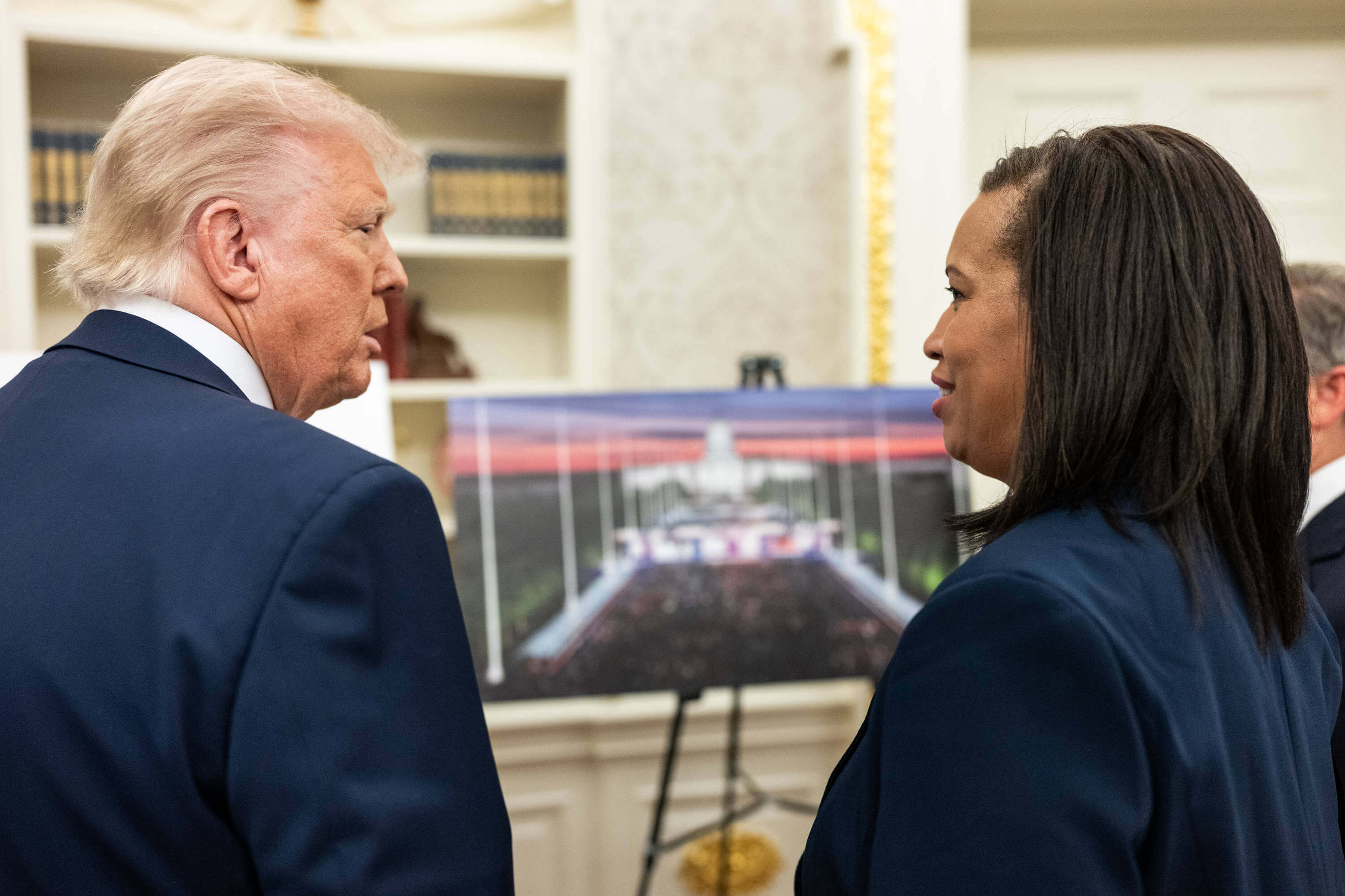 Trump im Gespräch mit Bowser (r.)