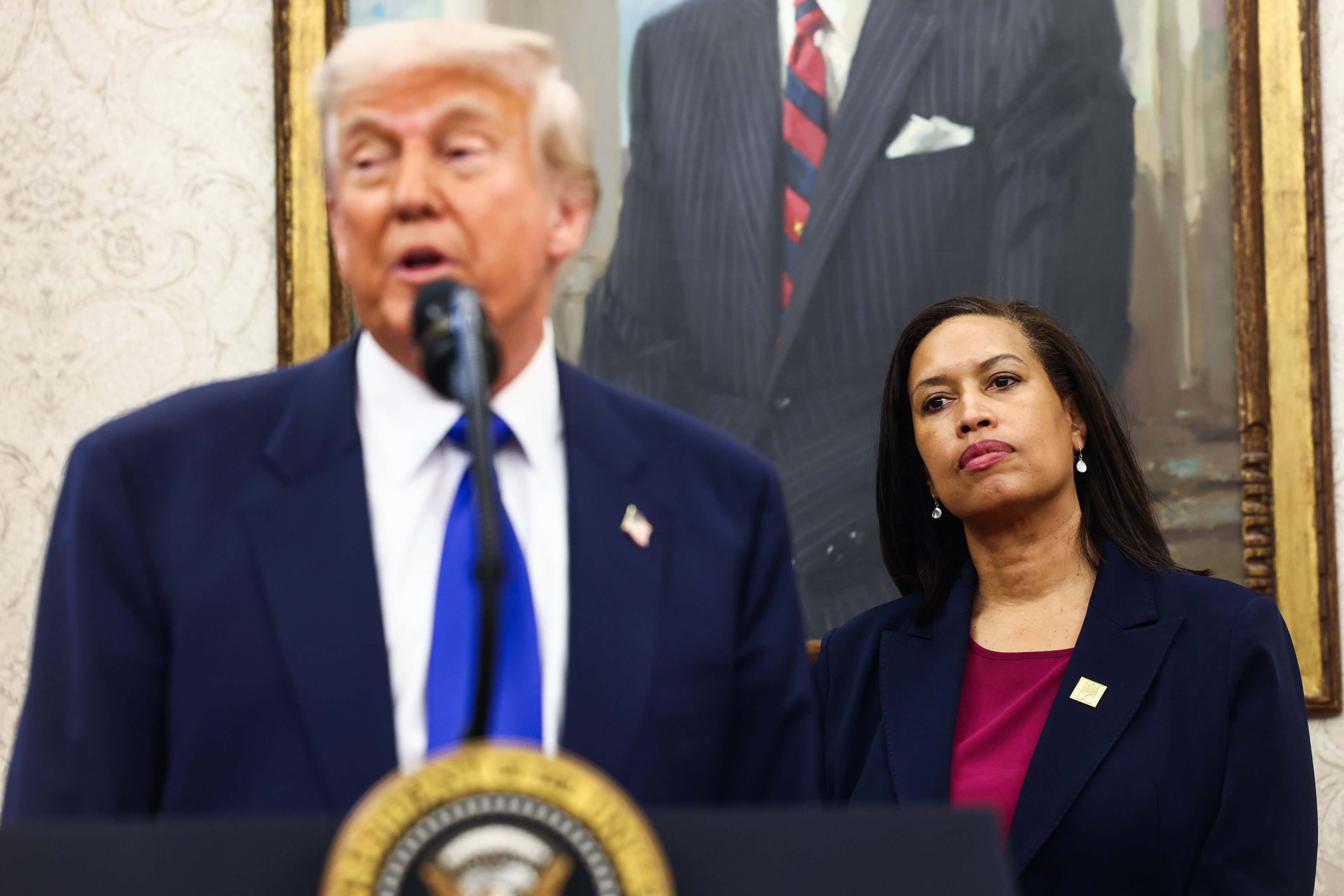 Anfangs war die Demokratin (r.) skeptisch bezüglich der Pläne von Trump (l.).