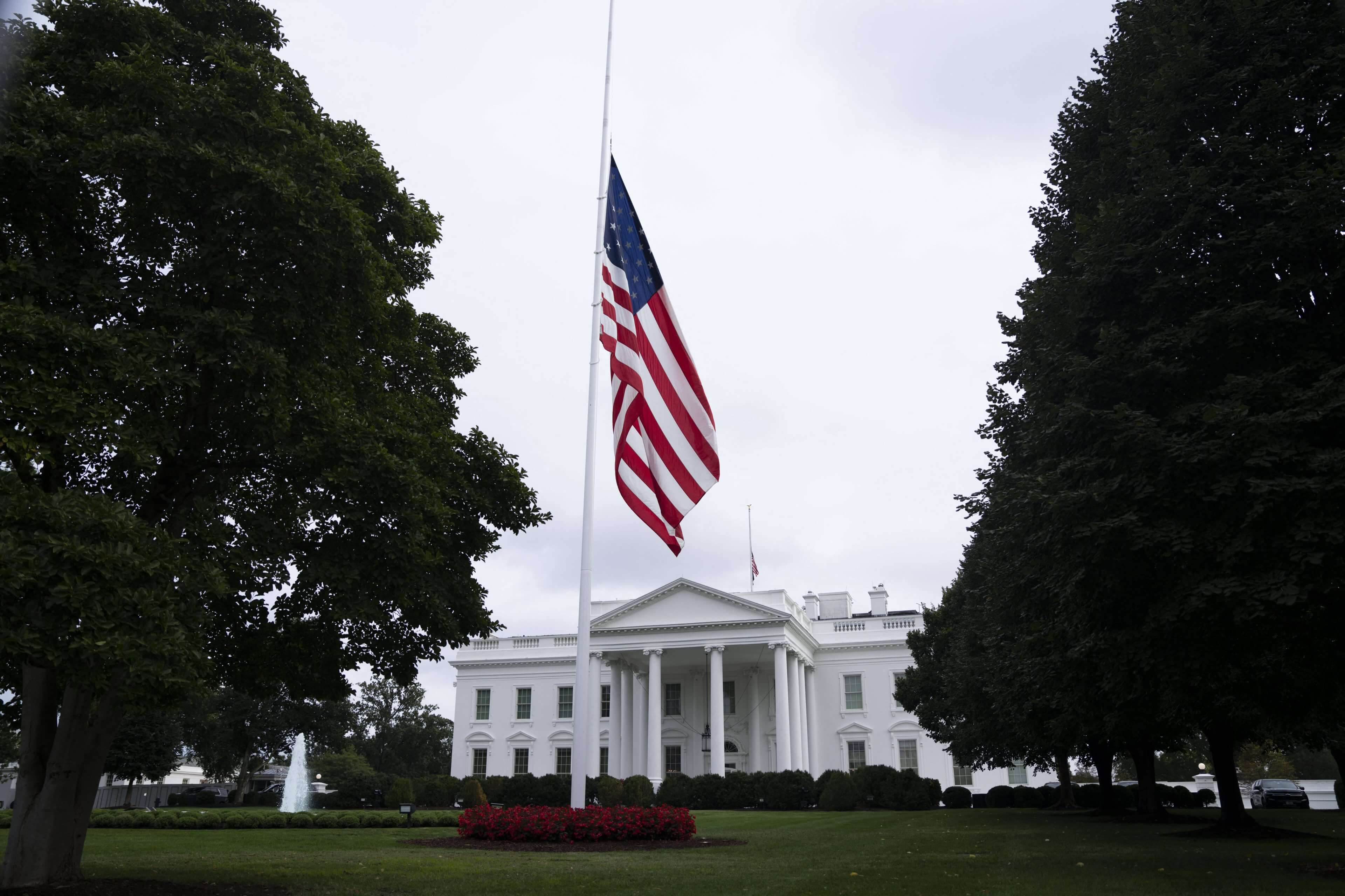 Die US-Flagge vor dem Weißen Haus in Washington ist seit Kirks Tod am Mittwoch auf Halbmast.