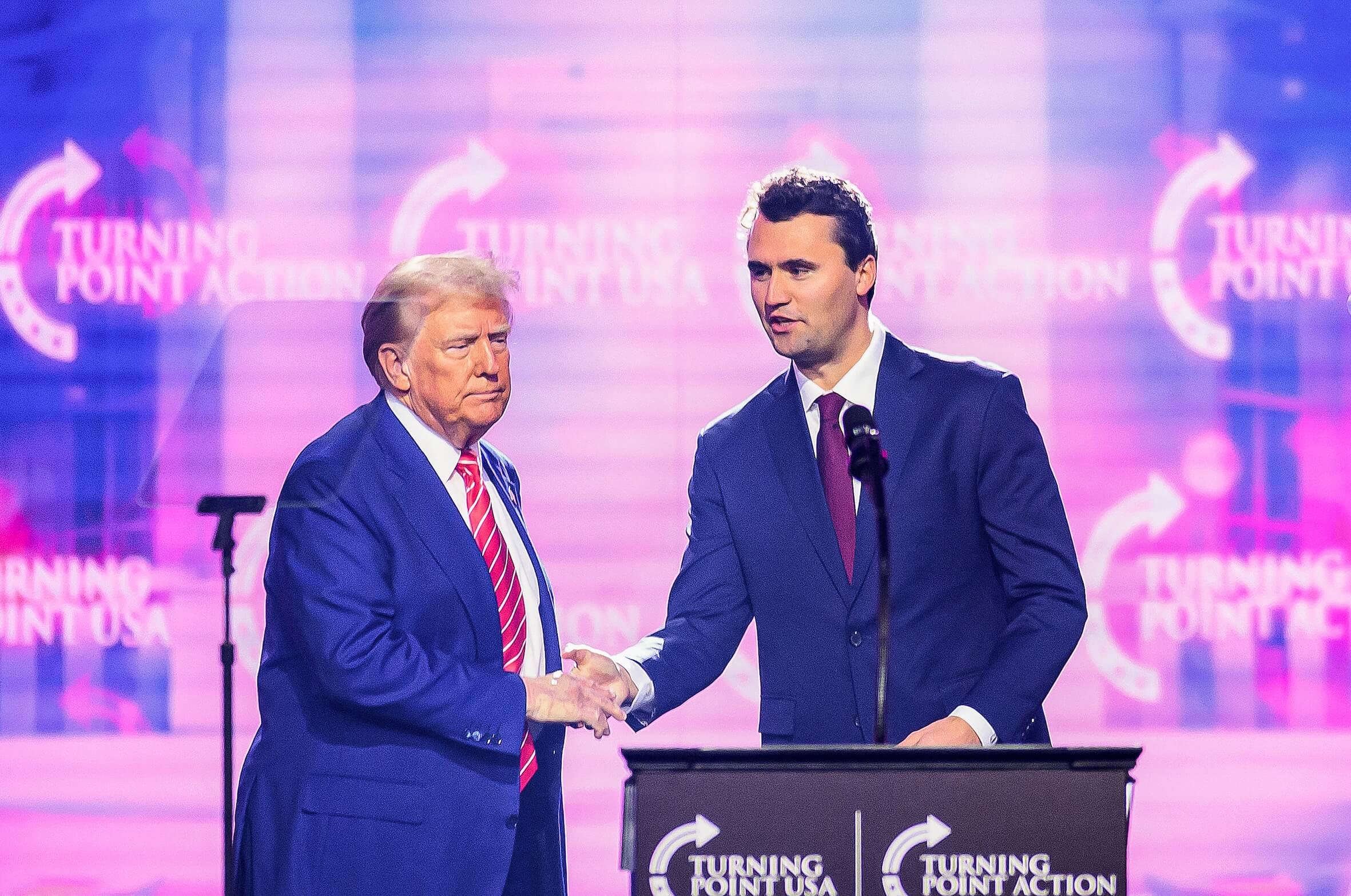 Donald Trump (l.) ist zentrale Zielscheibe der zunehmenden Verherrlichung von Gewalt – und Charlie Kirk (r.) zählte zu seinen prominentesten Unterstützern.