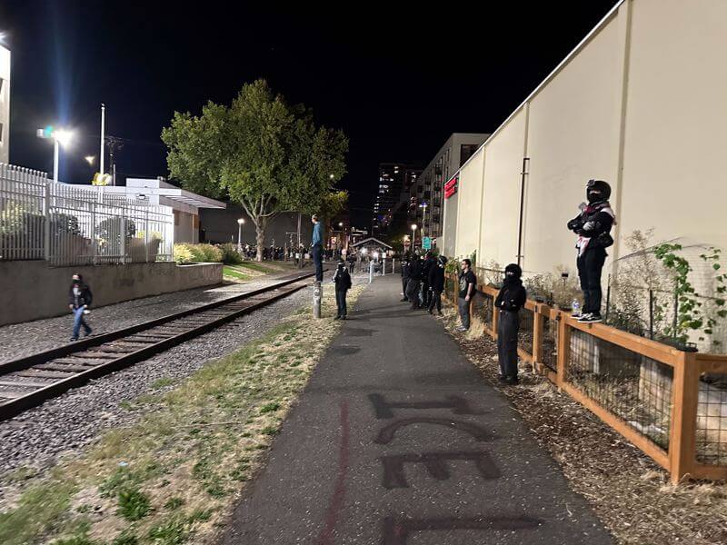 Vermummte belagern Tag und Nacht die ICE-Geschäftsstelle in Portland