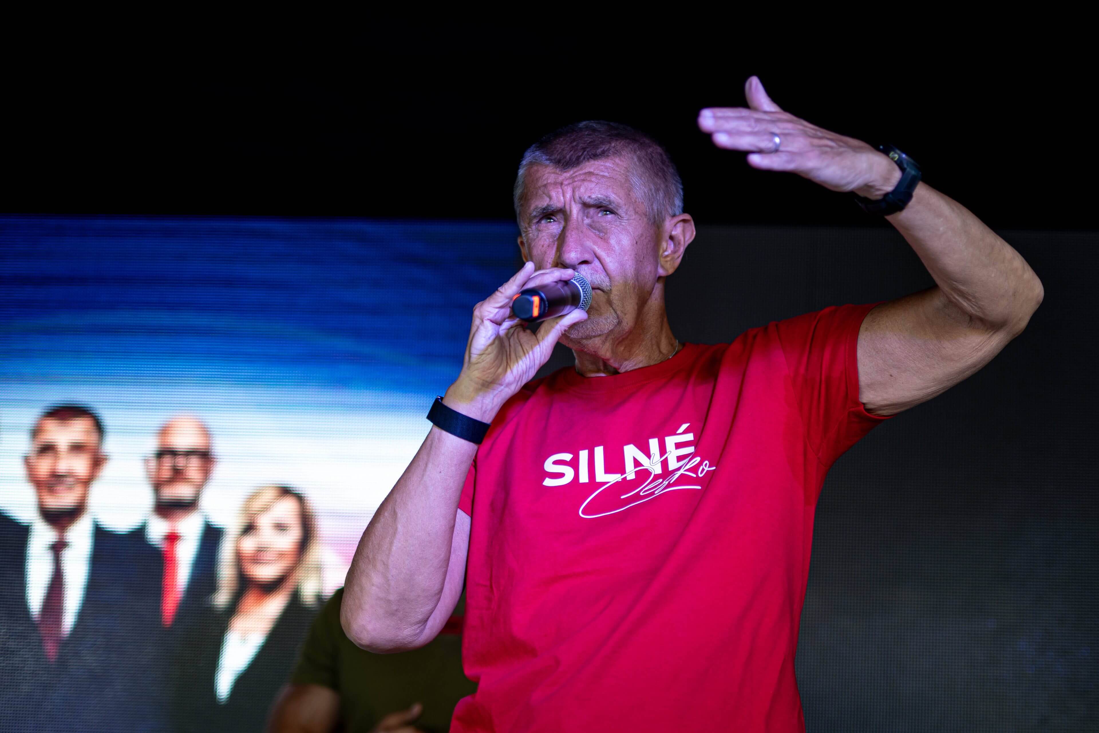 Andrej Babiš, Vorsitzender der ANO-Bewegung, begrüßt Unterstützer während einer Wahlkampfkundgebung in Ostrava.