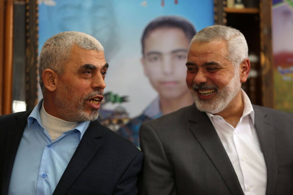 Hamas-Chef Ismail Hanija (l.) mit Yahya Sinwar (r.), dem Drahtzieher des Massakers vom 7. Oktober 2023. Hanija verfasste 2021 den Brief, der die PCPA als festen Bestandteil des Hamas-Apparats bestätigt.