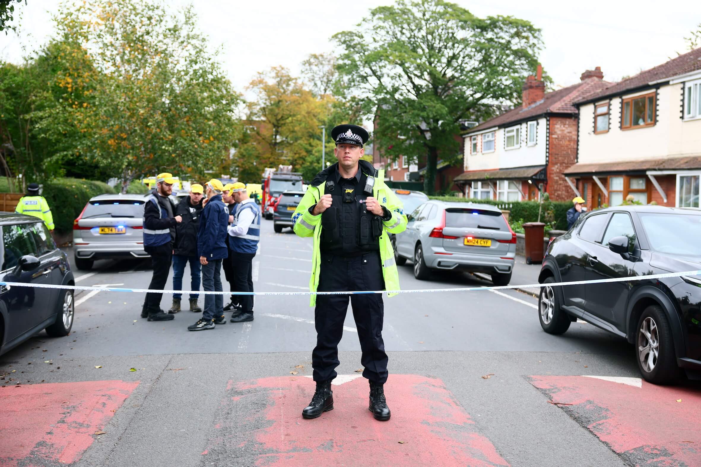 Schwere Sicherheitslage in Crumpsall: Ein Beamter bewacht die Synagoge nach dem blutigen Angriff am Jom Kippur.