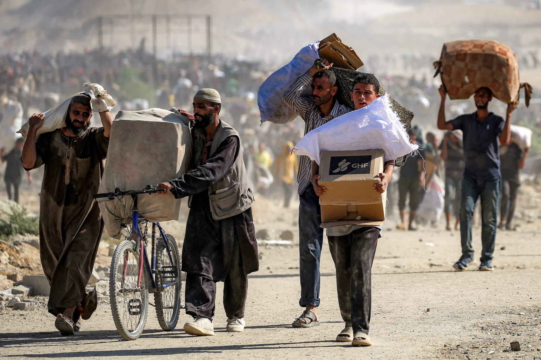 Echte Hilfe statt Propaganda: Bewohner tragen Lebensmittelpakete der Gaza Humanitarian Foundation.