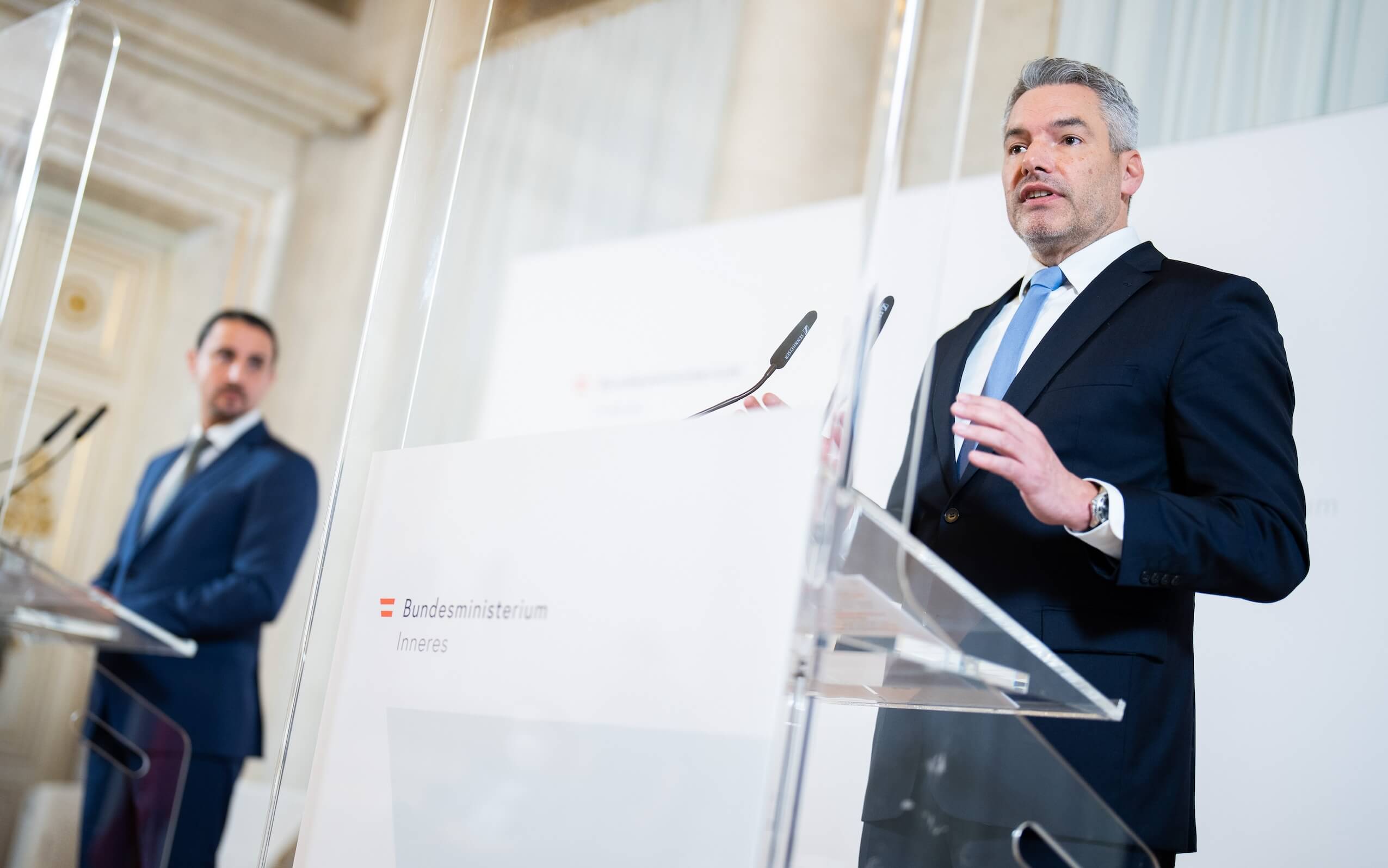 2021 präsentierte DSN-Chef Omar Haijawi-Pirchner (li.) mit dem damaligen Innenminister Karl Nehammer (ÖVP) die neue Behörde – nun steht der Nachrichtendienst wegen eines Islamismus-Skandals neuerlich am Pranger.