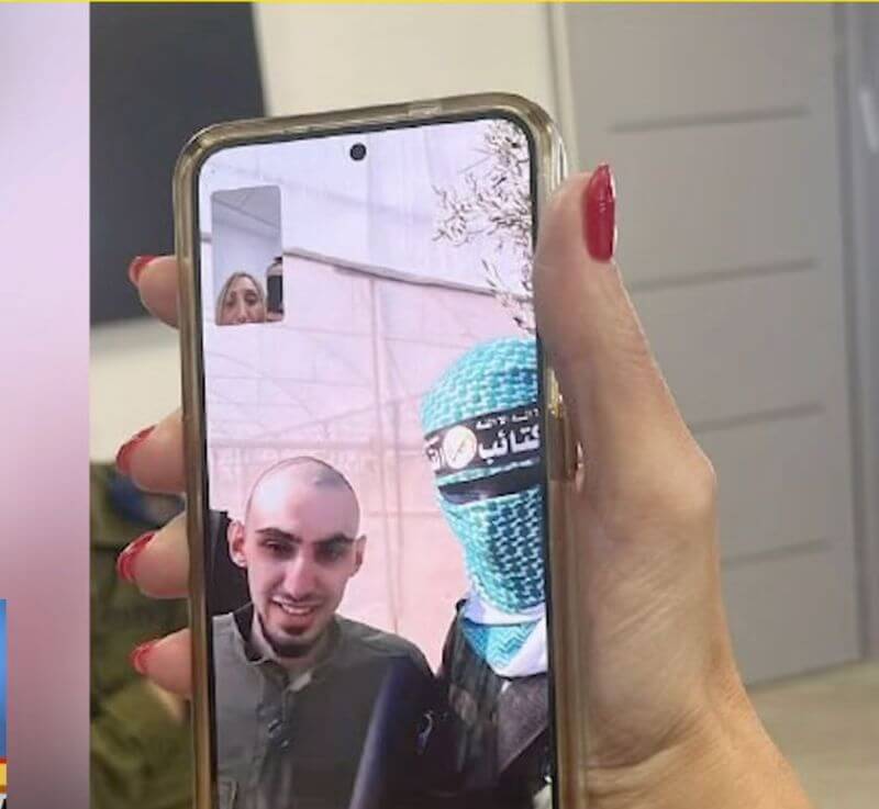 Keine nette Geste der Hamas-Terroristen, auch, wenn es so aussieht. Noch in Gefangenschaft befindliche Geiseln dürfen mit ihren Angehörigen telefonieren. Die Terroristen wollen sich „human“ präsentieren – doch sie sind es nicht.