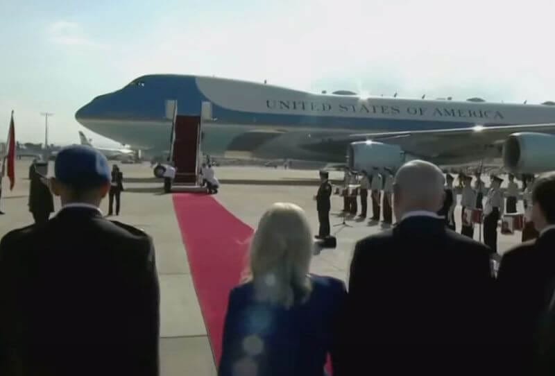 Die Air Force One direkt nach der Landung, der rote Teppich wartet auf den US-Präsidenten.